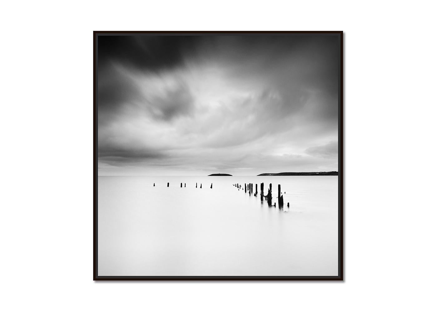 The Island, Wavebreaker, Storm, Schwarz-Weiß-Fotografie, limitierte Meereslandschaft – Photograph von Gerald Berghammer