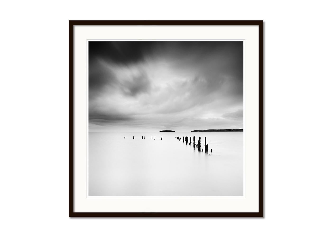 The Island, Wavebreaker, Storm, Schwarz-Weiß-Fotografie, limitierte Meereslandschaft (Grau), Landscape Photograph, von Gerald Berghammer