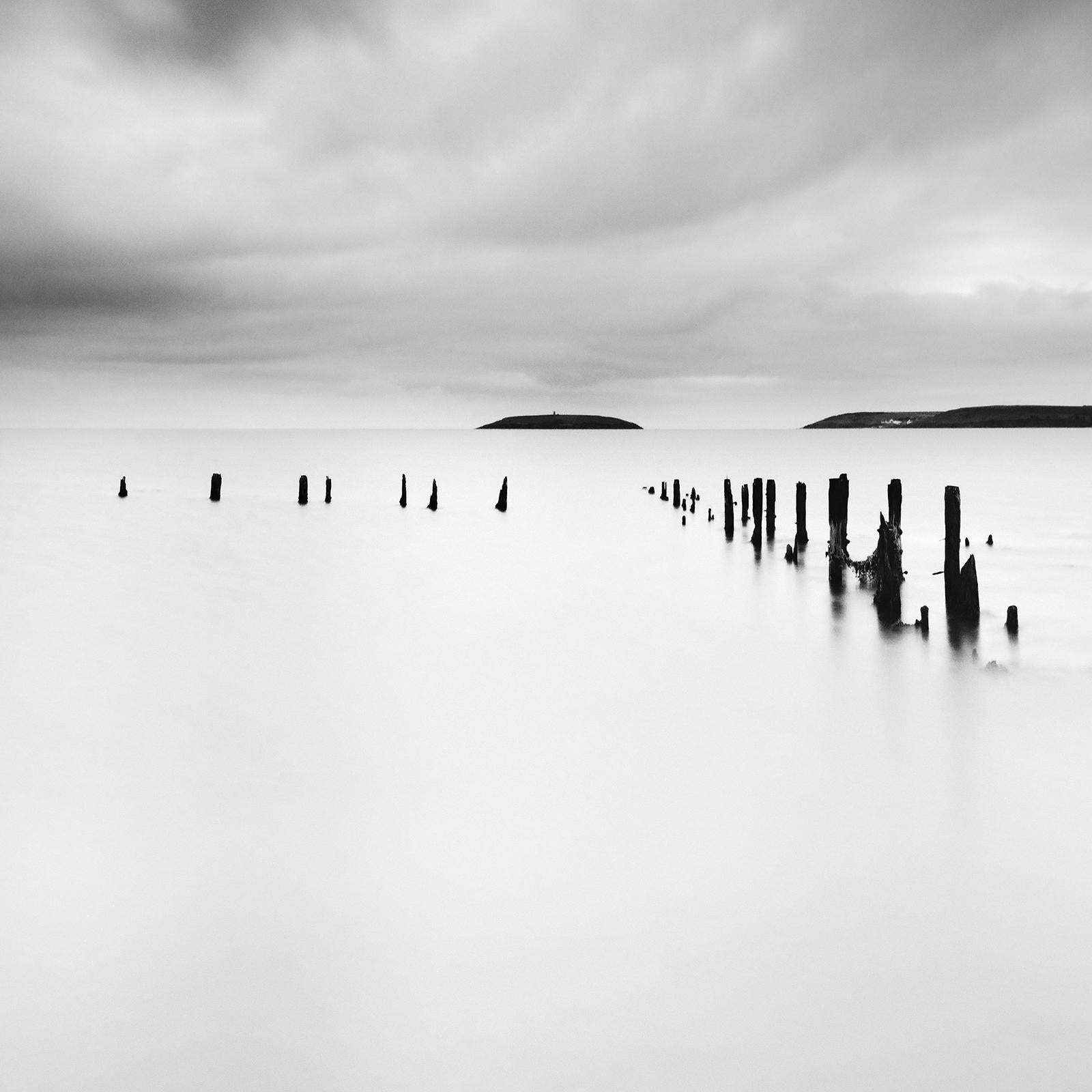 The Island, Wavebreaker, Storm, Schwarz-Weiß-Fotografie, limitierte Meereslandschaft im Angebot 3