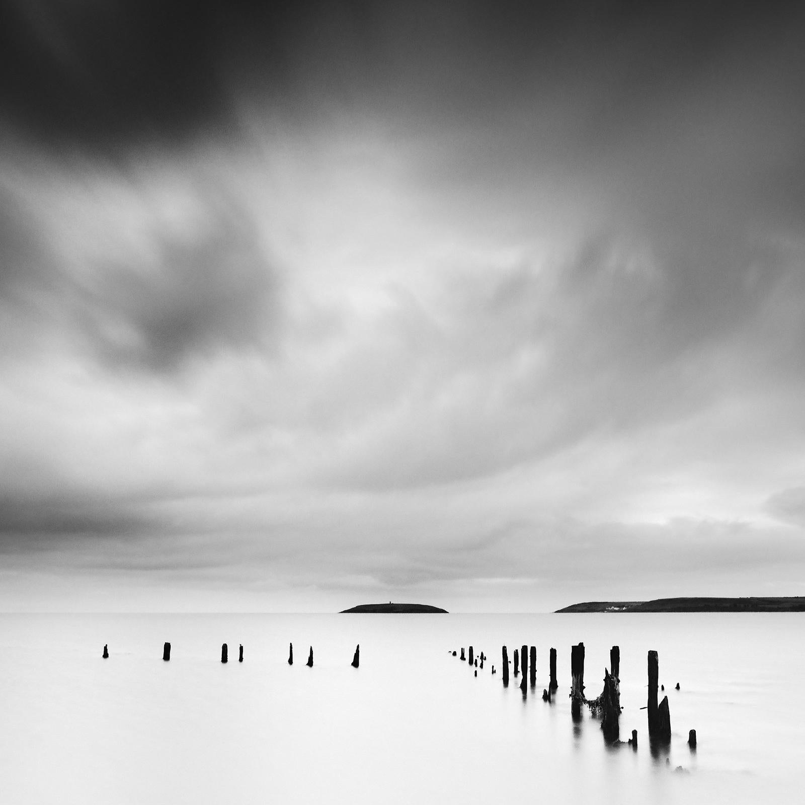The Island, Wavebreaker, Storm, Schwarz-Weiß-Fotografie, limitierte Meereslandschaft im Angebot 4