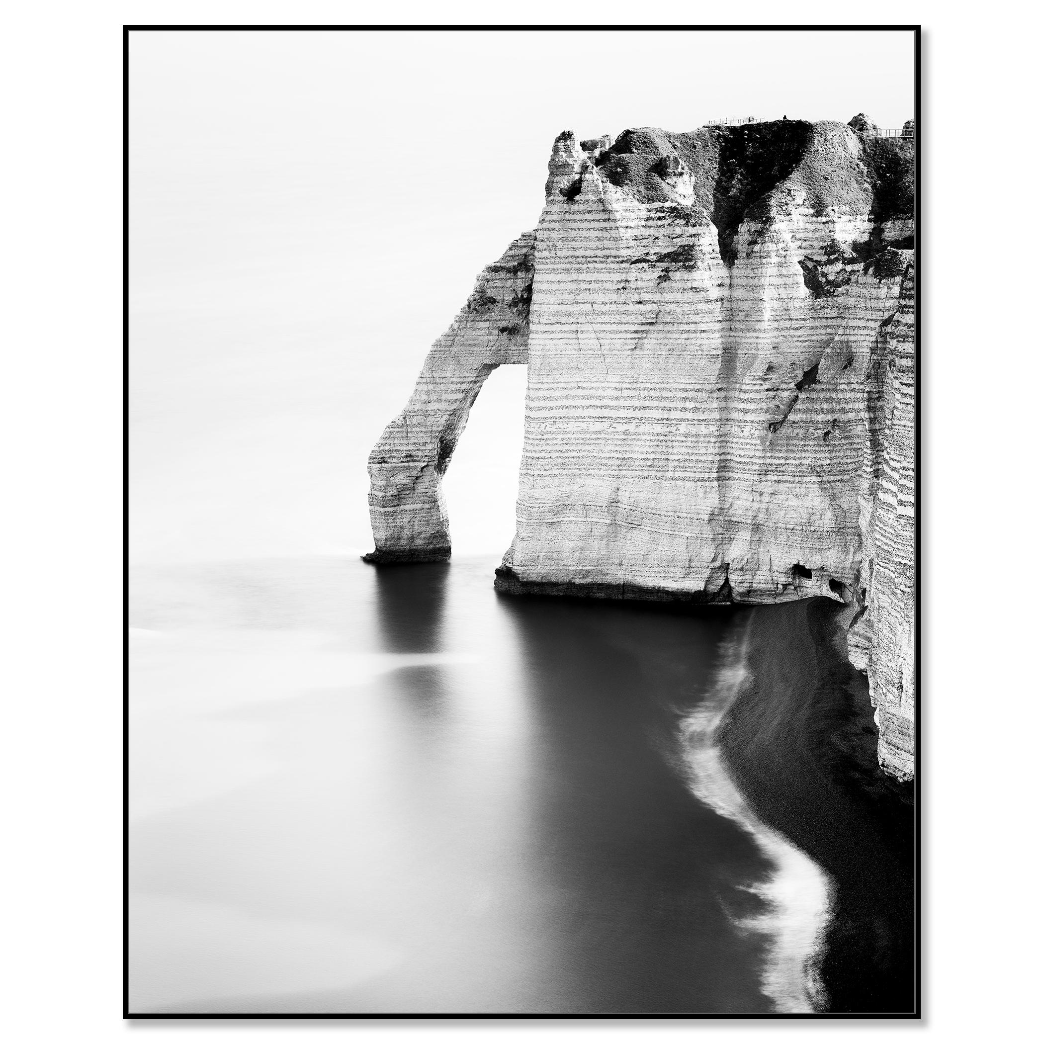 El Arco del Mar en Etretat, paisaje en blanco y negro, fotografía de edición limitada - Photograph de Gerald Berghammer