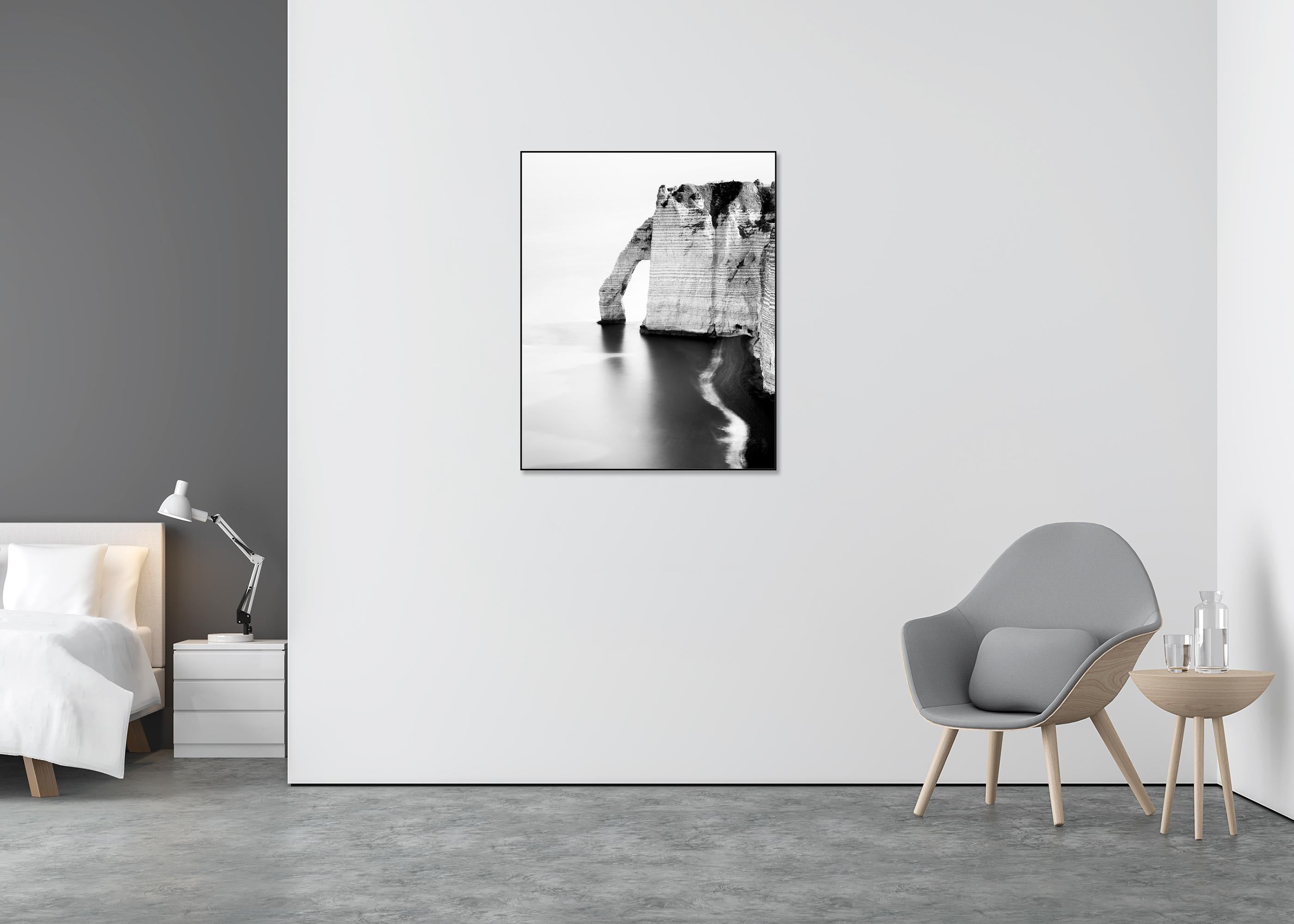 El Arco del Mar en Etretat, paisaje en blanco y negro, fotografía de edición limitada - Black and White Photograph Gris de Gerald Berghammer