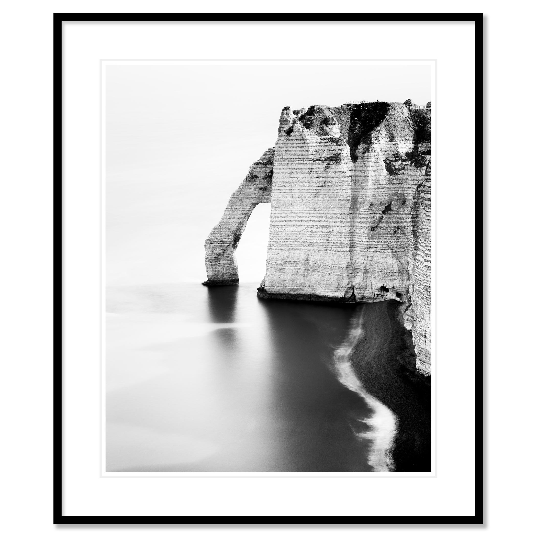 Fotografía de paisaje acuático de larga exposición en blanco y negro. Cascada gigantesca Skogafoss, Islandia. Impresión en tinta de pigmento de archivo, edición de 7. Firmada, titulada, fechada y numerada por el artista. Certificado de autenticidad