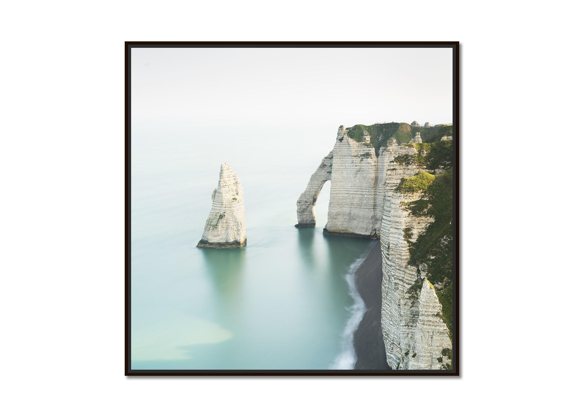 Whiting Cliffs of Etretat, fotografia a colori su larga scala, edizione limitata, paesaggio - Photograph di Gerald Berghammer