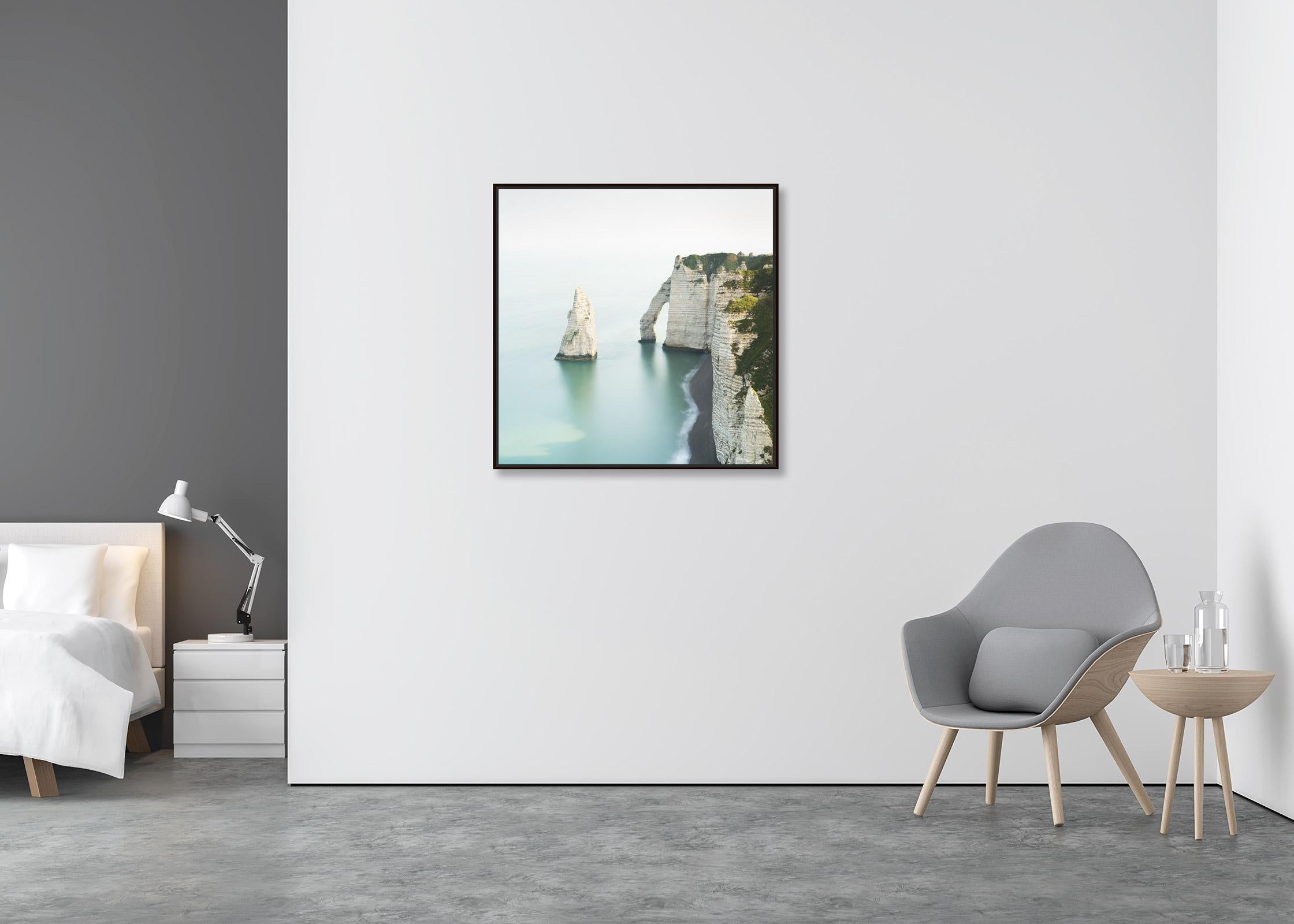 Whiting Cliffs of Etretat, fotografia a colori su larga scala, edizione limitata, paesaggio - Photograph Contemporaneo di Gerald Berghammer