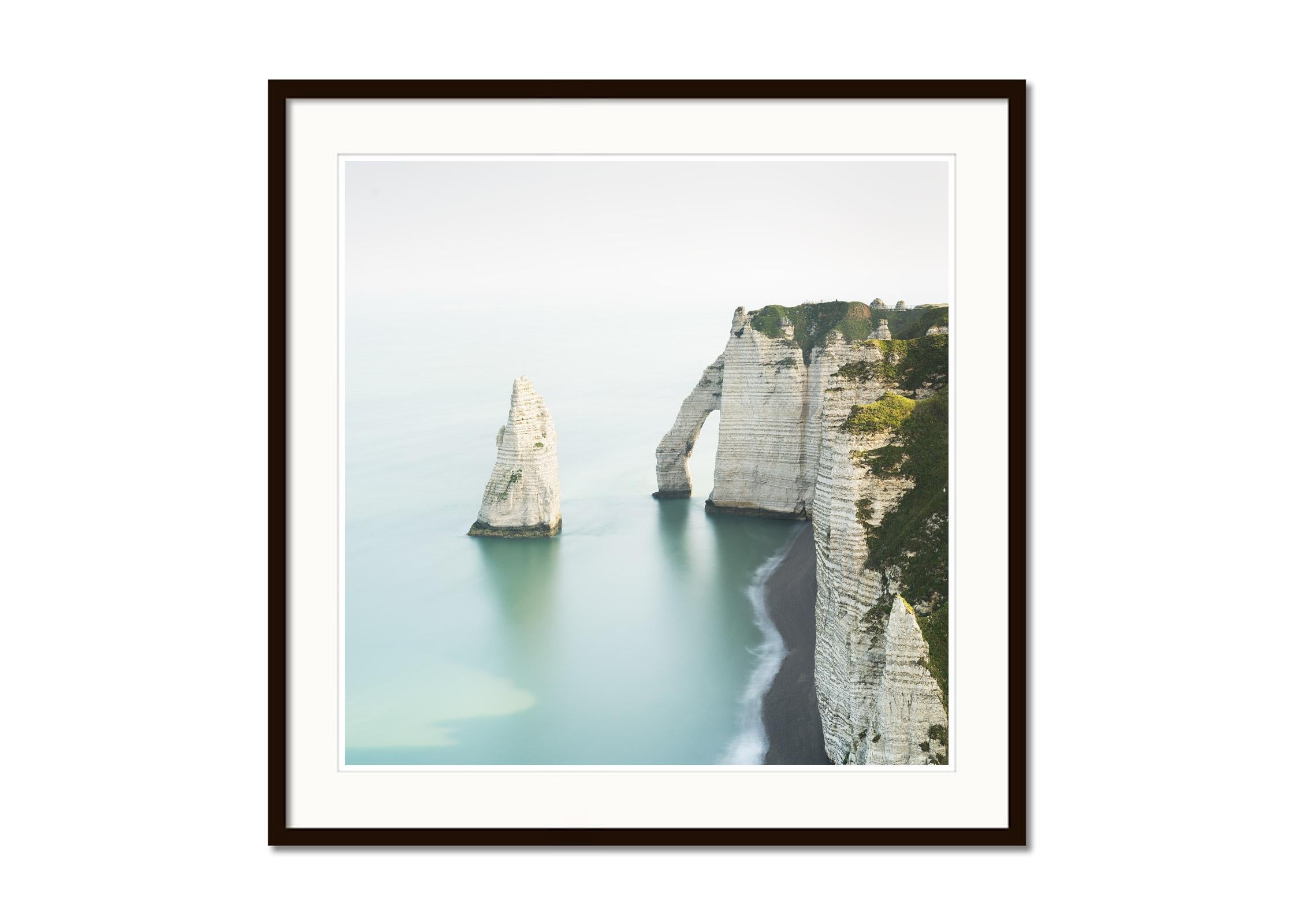 Whiting Cliffs of Etretat, fotografia a colori su larga scala, edizione limitata, paesaggio - Color Photograph Grigio di Gerald Berghammer