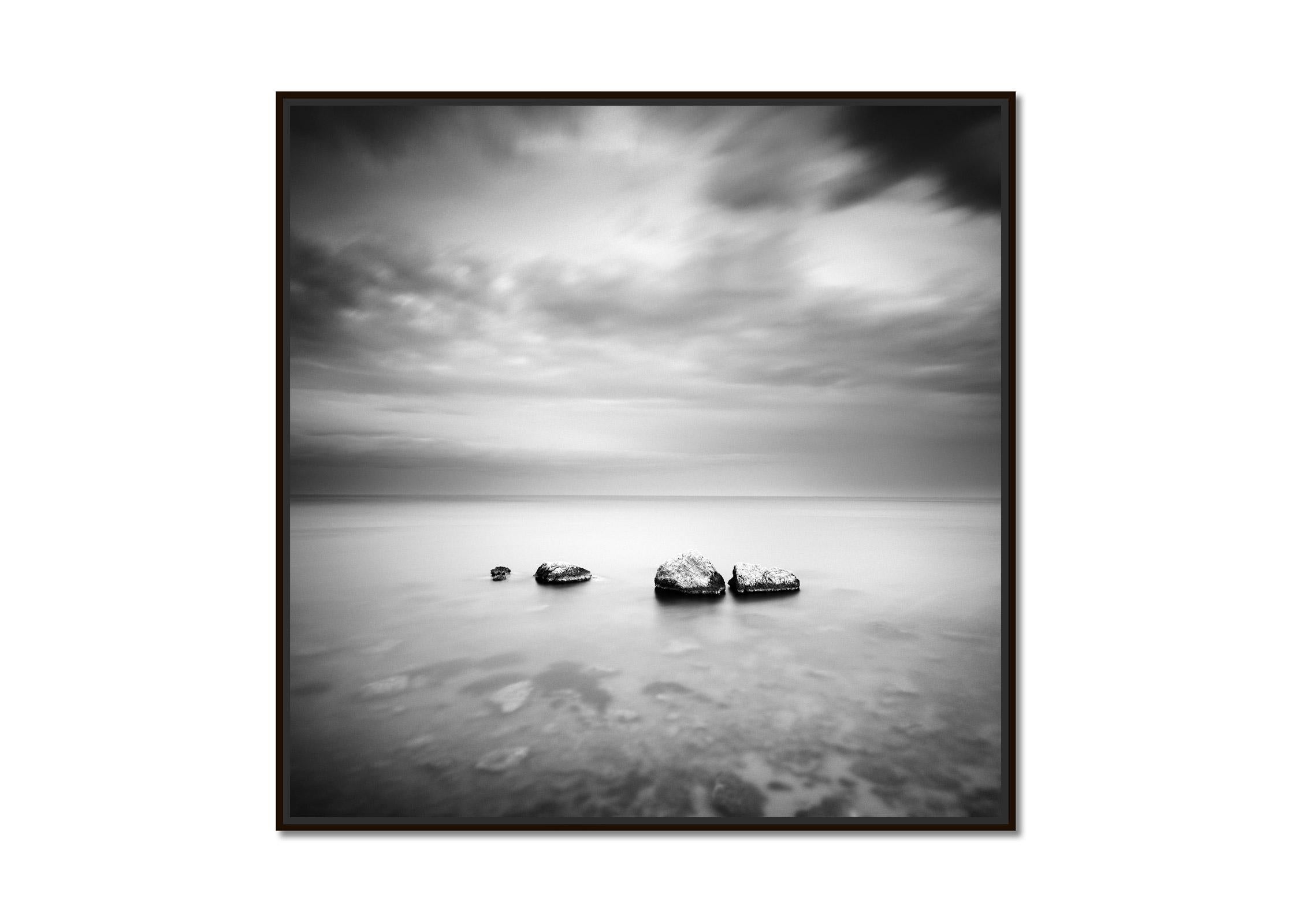 Dreieinhalb Steine, Schwarz-Weiß, Langzeitbelichtung, Fotografie, Meereslandschaft – Photograph von Gerald Berghammer
