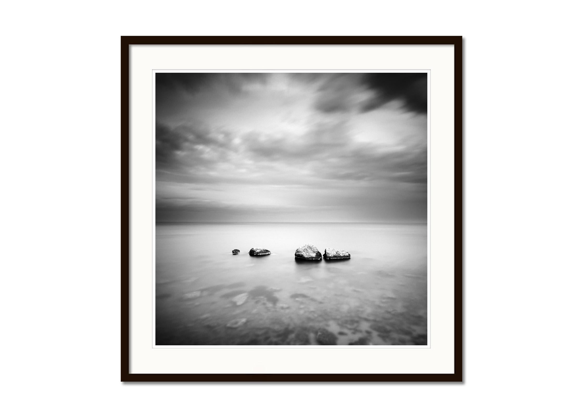 Dreieinhalb Steine, Schwarz-Weiß, Langzeitbelichtung, Fotografie, Meereslandschaft (Grau), Landscape Photograph, von Gerald Berghammer