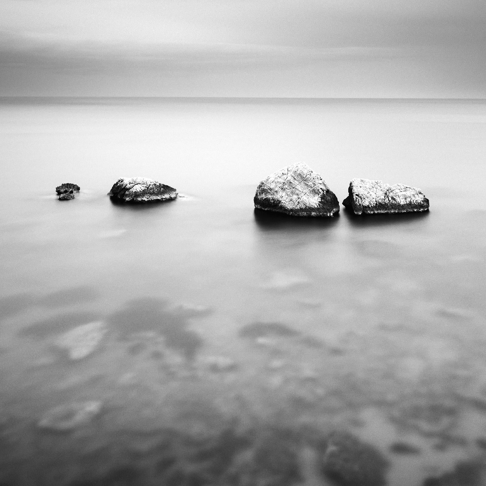 Dreieinhalb Steine, Schwarz-Weiß, Langzeitbelichtung, Fotografie, Meereslandschaft im Angebot 3
