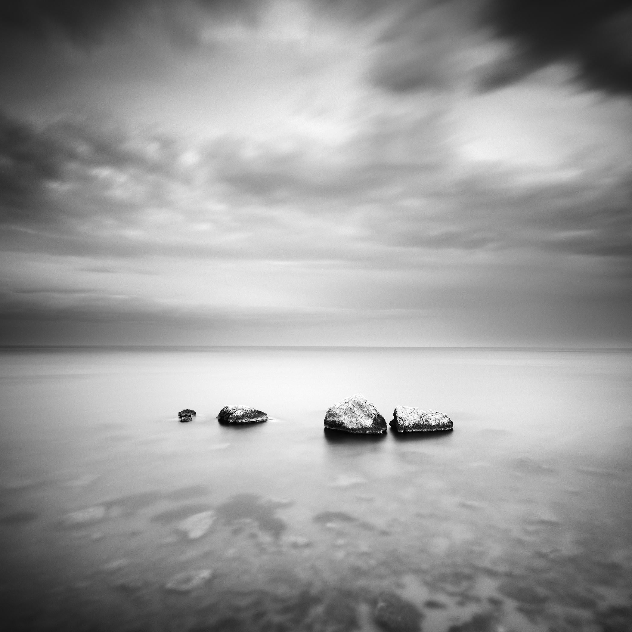 Trois et demi A Stone, noir et blanc, longue exposition, photographie, paysage marin