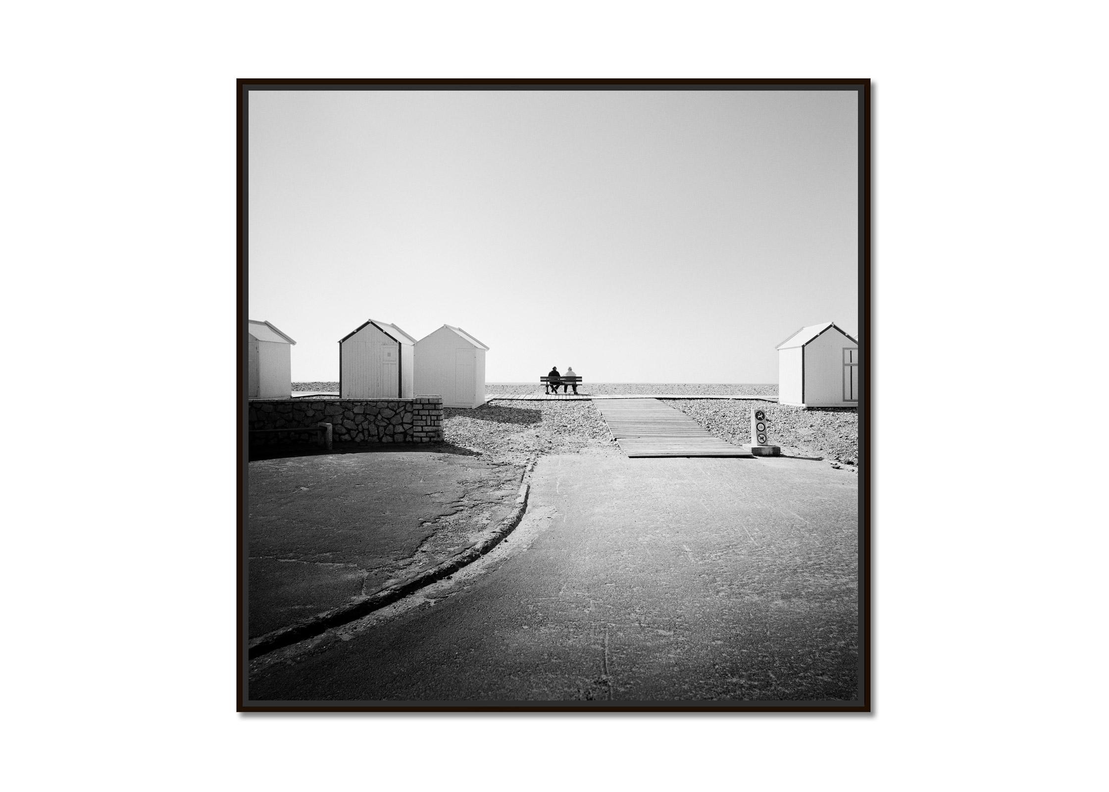 La solidarité à la plage, France, photographie d'art en noir et blanc, paysage - Photograph de Gerald Berghammer