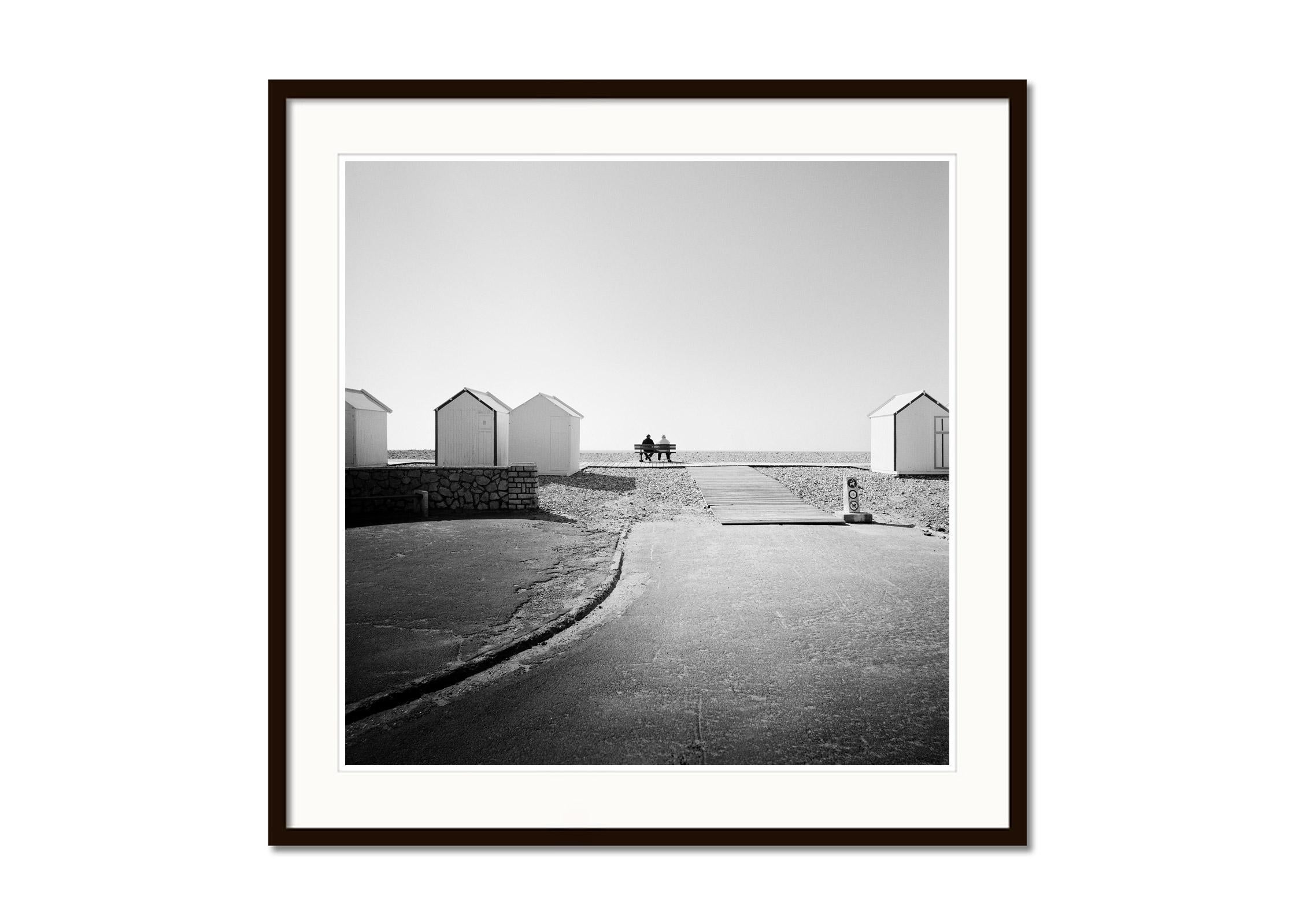 La solidarité à la plage, France, photographie d'art en noir et blanc, paysage - Gris Black and White Photograph par Gerald Berghammer