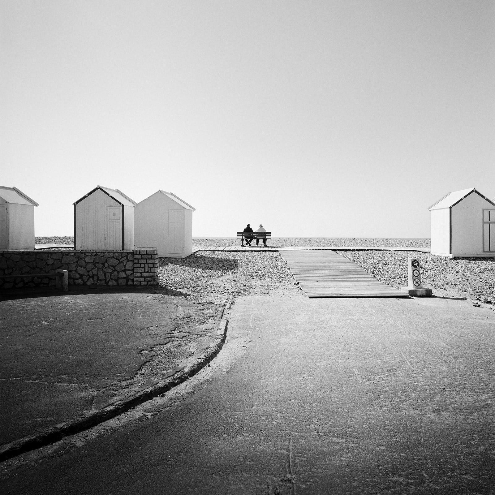 La solidarité à la plage, France, photographie d'art en noir et blanc, paysage