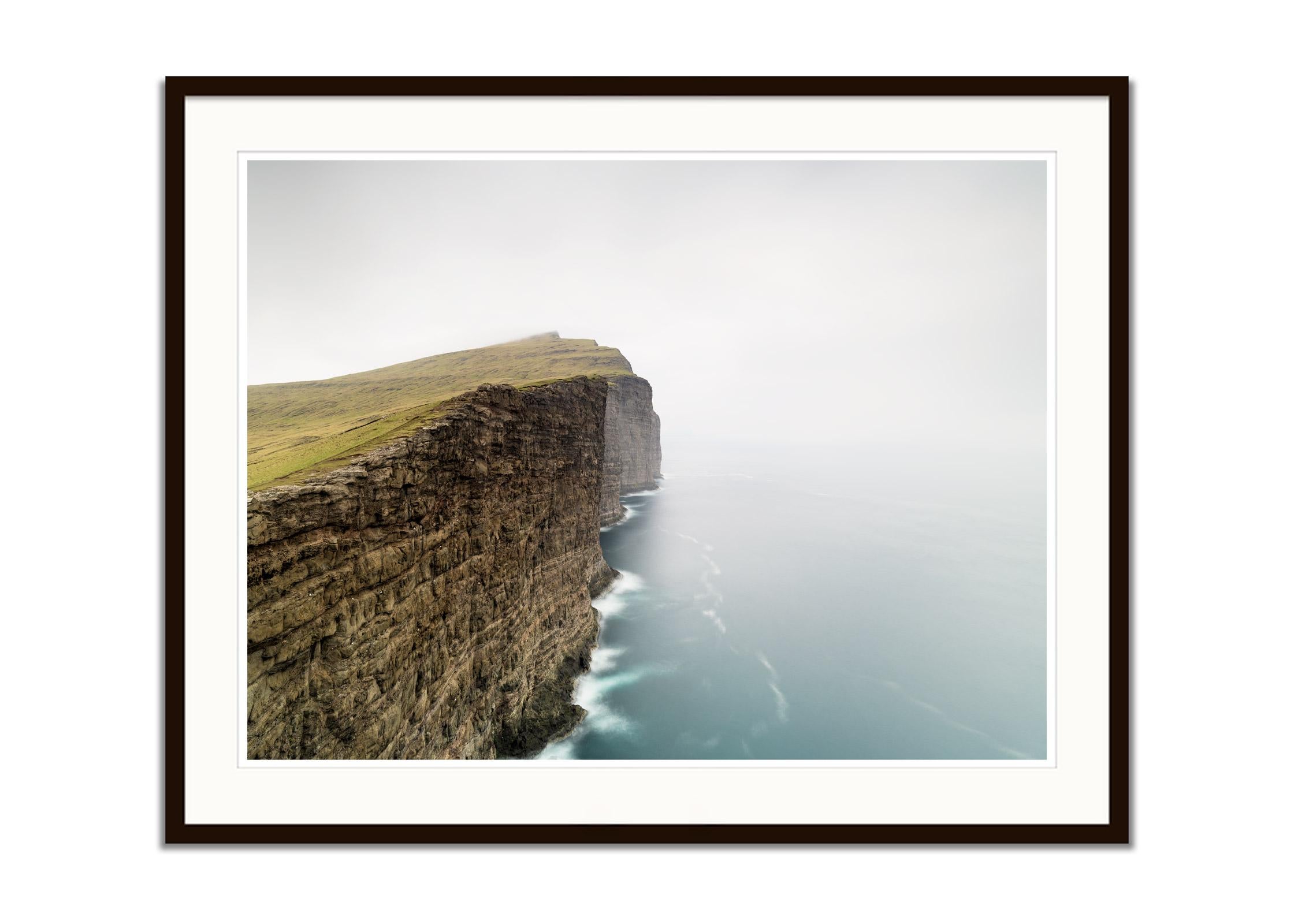 Traelanipa, Slave Cliff, Großformatige Fotograpie, Landschaft, limitierte Auflage (Grau), Color Photograph, von Gerald Berghammer