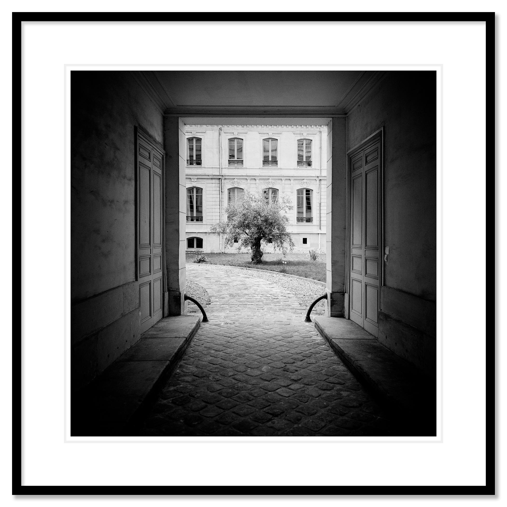 Fotografía artística en blanco y negro de paisajes urbanos. Impresión en tinta de pigmento de archivo, edición de 9. Firmada, titulada, fechada y numerada por el artista. Certificado de autenticidad incluido. Impreso con un borde blanco de 4 cm.