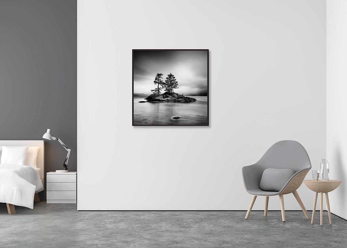 Trees on Rocky Island, Seelandschaft, Norwegen, lange exposure- Meereslandschaft, limitierte Auflage (Zeitgenössisch), Photograph, von Gerald Berghammer