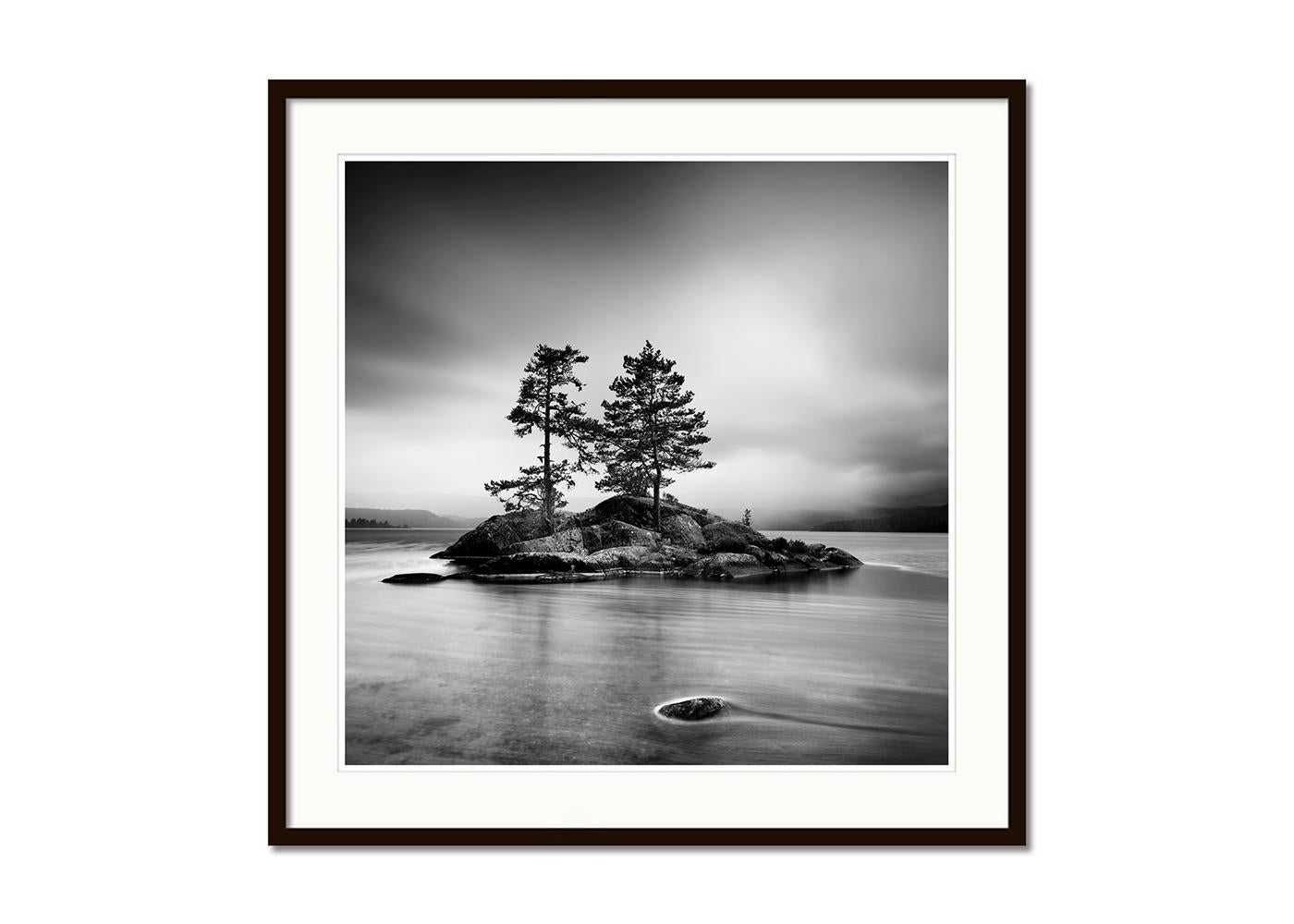 Trees on Rocky Island, Seelandschaft, Norwegen, lange exposure- Meereslandschaft, limitierte Auflage (Grau), Black and White Photograph, von Gerald Berghammer