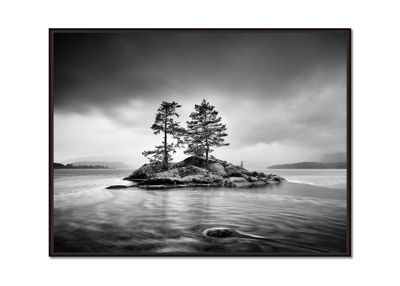 Trees on Rocky Island, Sturm Wetter, monochrome Fotografie, limitierte Auflage – Photograph von Gerald Berghammer