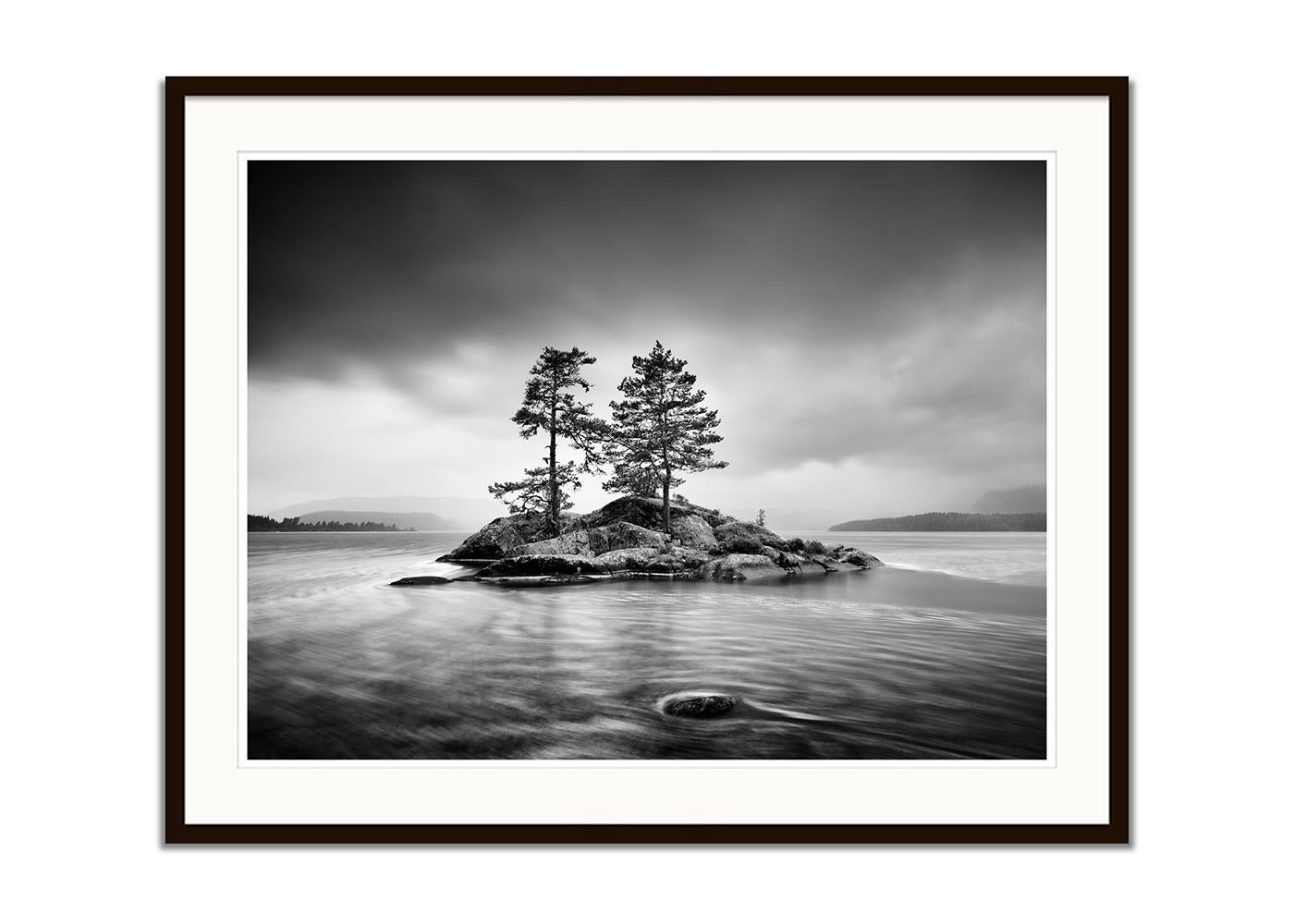 Trees on Rocky Island, Sturm Wetter, monochrome Fotografie, limitierte Auflage (Grau), Color Photograph, von Gerald Berghammer