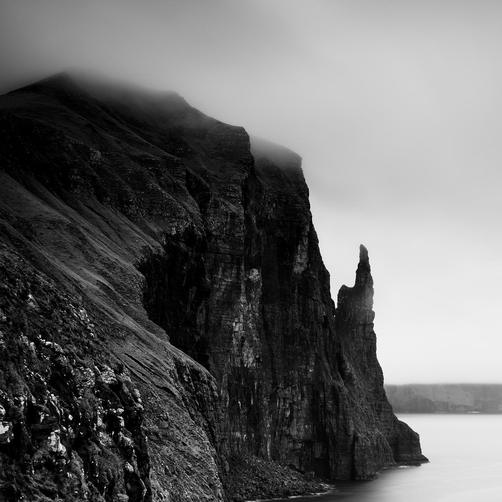 Trollkonufingur Monolith, Schwarz-Weiß-Fotografie, Landschaft in limitierter Auflage im Angebot 5
