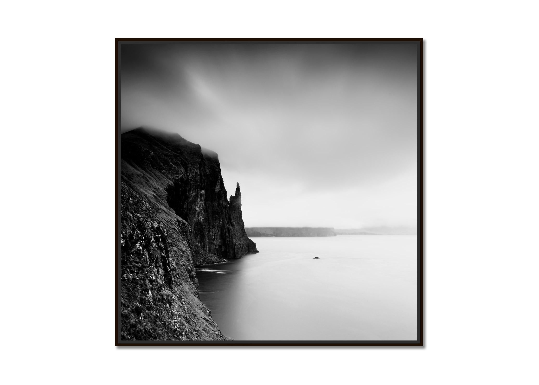 Trollkonufingur Monolith, Schwarz-Weiß-Fotografie, Landschaft in limitierter Auflage – Photograph von Gerald Berghammer