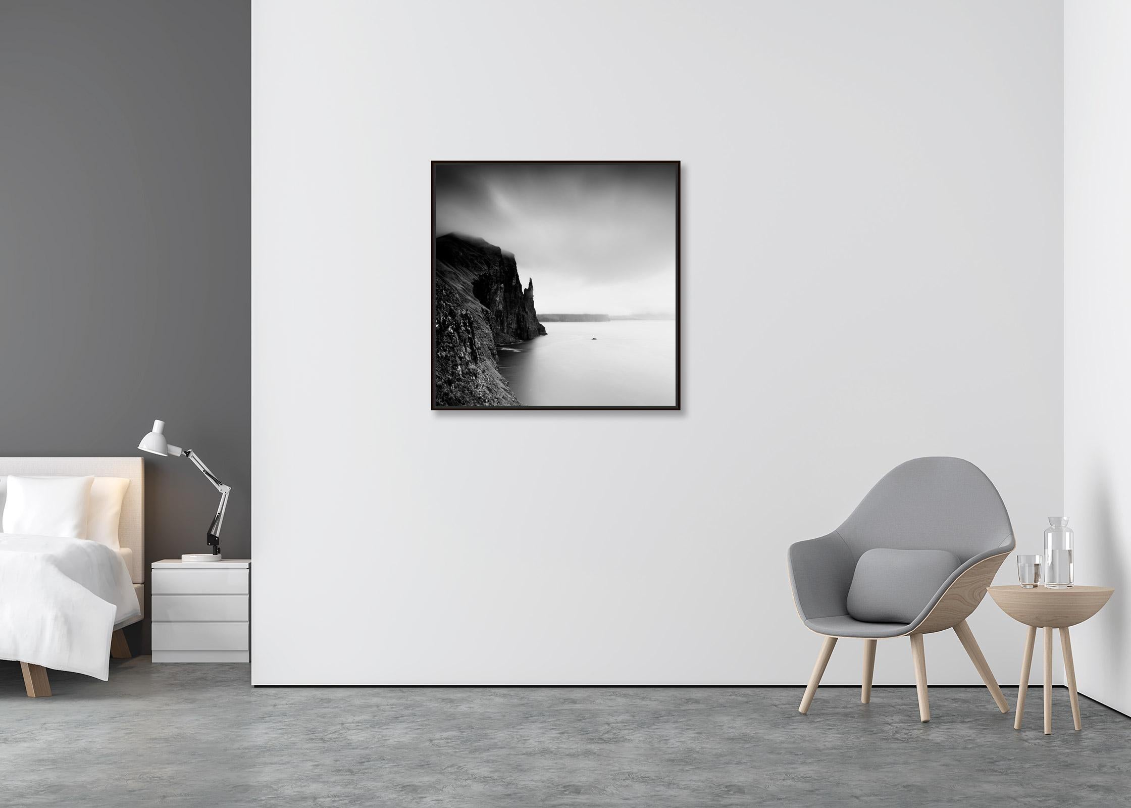 Trollkonufingur Monolith, Schwarz-Weiß-Fotografie, Landschaft in limitierter Auflage (Zeitgenössisch), Photograph, von Gerald Berghammer