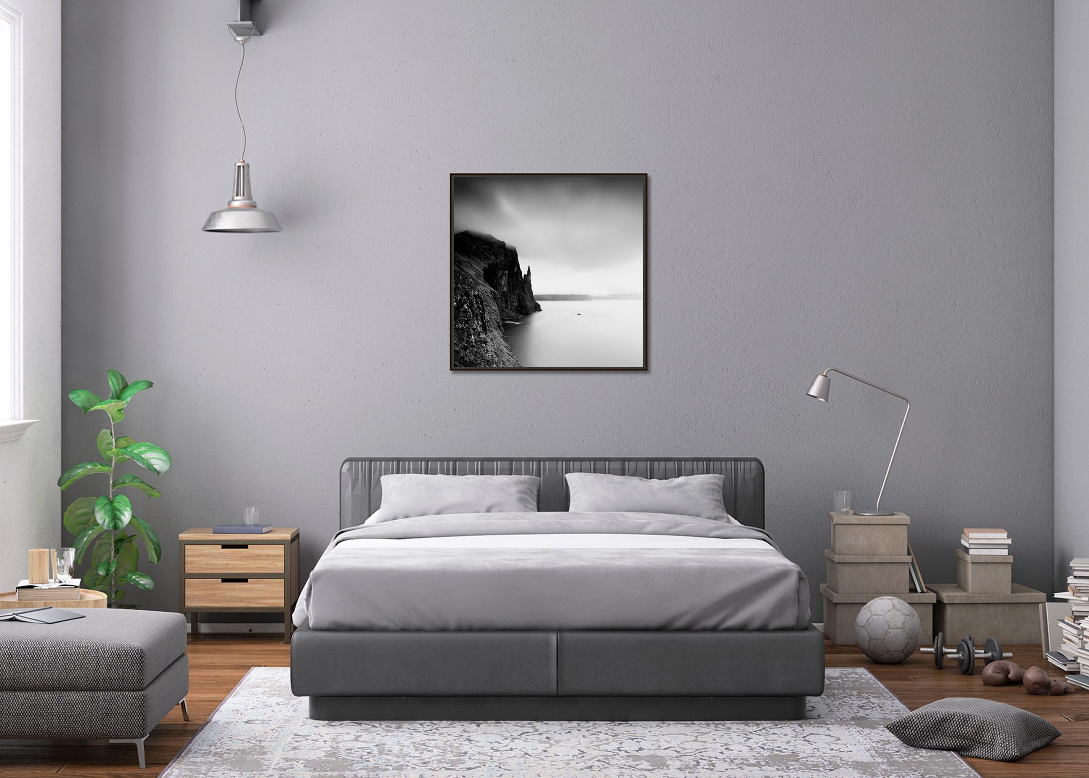 Trollkonufingur Monolith, Schwarz-Weiß-Fotografie, Landschaft in limitierter Auflage im Angebot 1