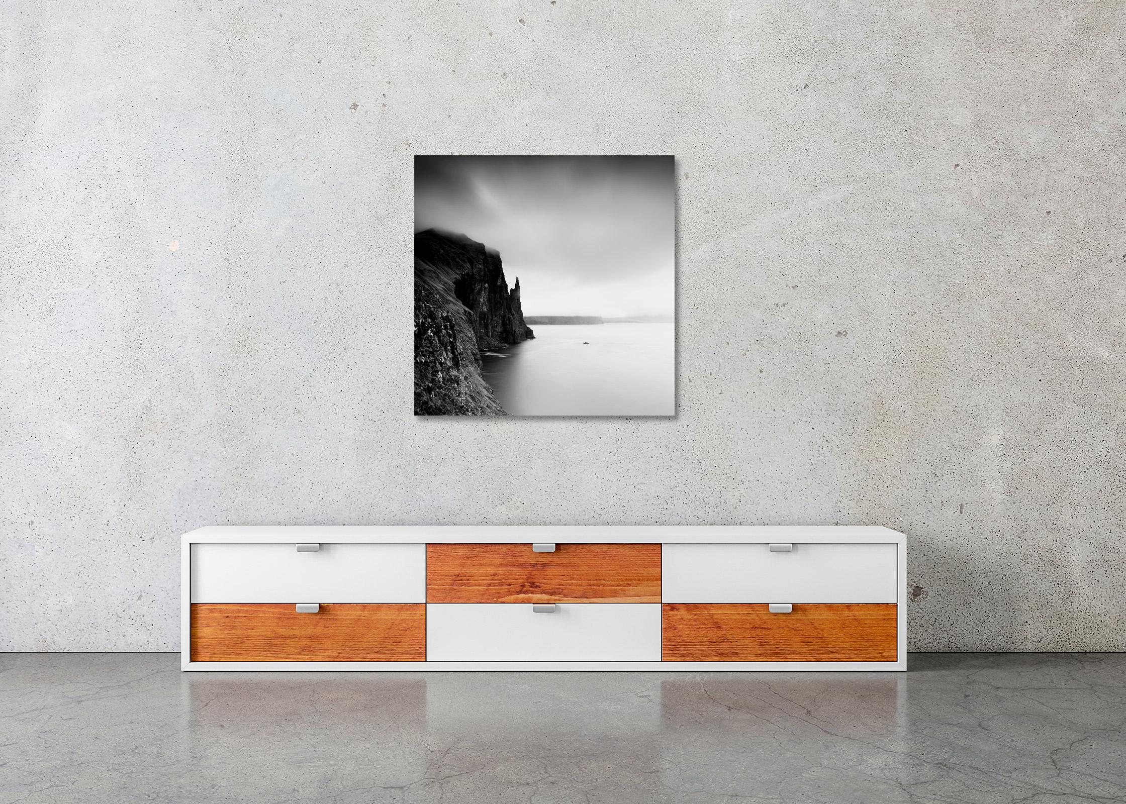 Trollkonufingur Monolith, Schwarz-Weiß-Fotografie, Landschaft in limitierter Auflage im Angebot 2