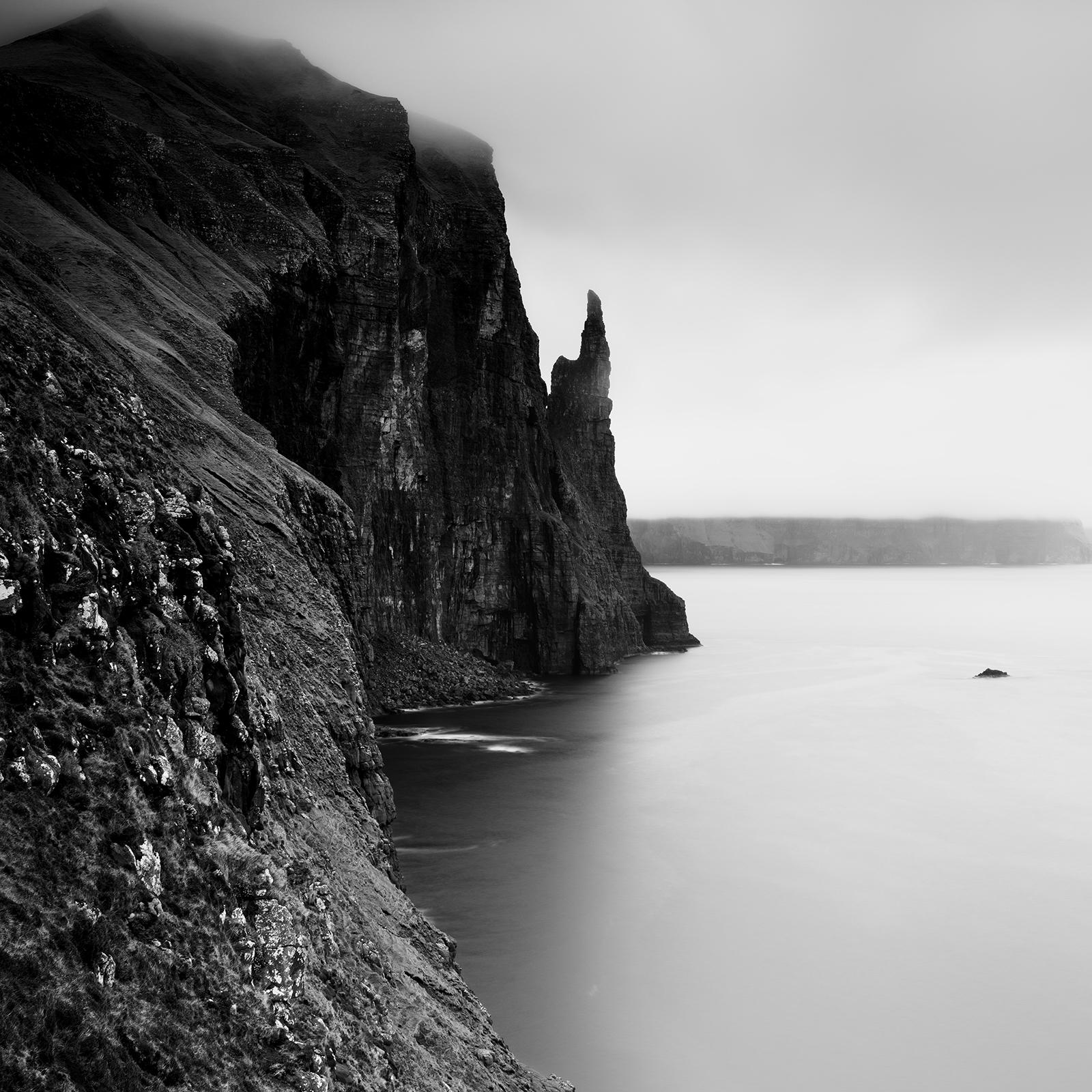 Trollkonufingur Monolith, Schwarz-Weiß-Fotografie, Landschaft in limitierter Auflage im Angebot 3