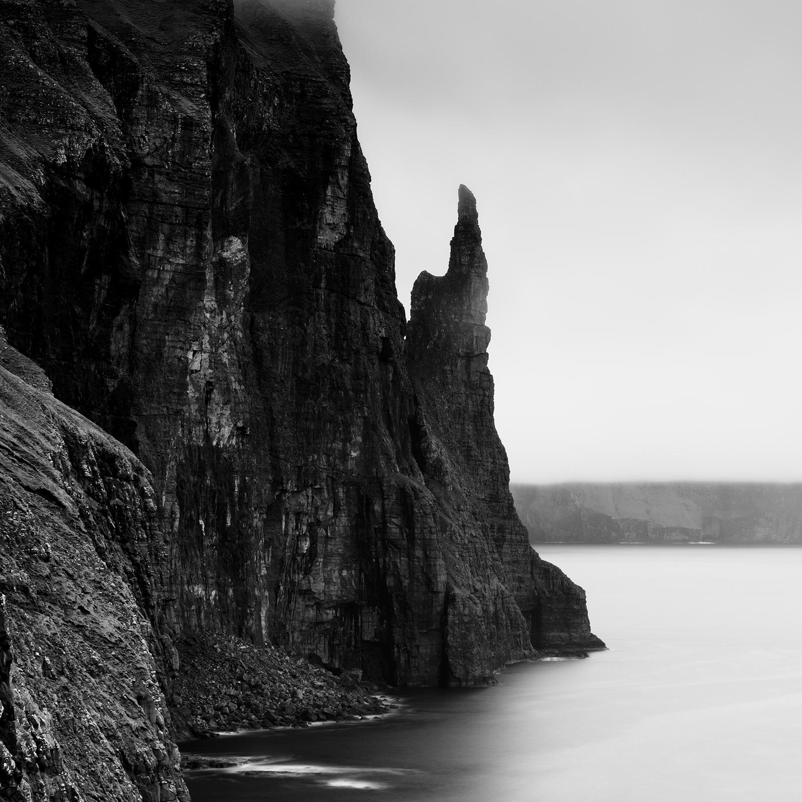 Trollkonufingur Monolith, Schwarz-Weiß-Fotografie, Landschaft in limitierter Auflage im Angebot 4