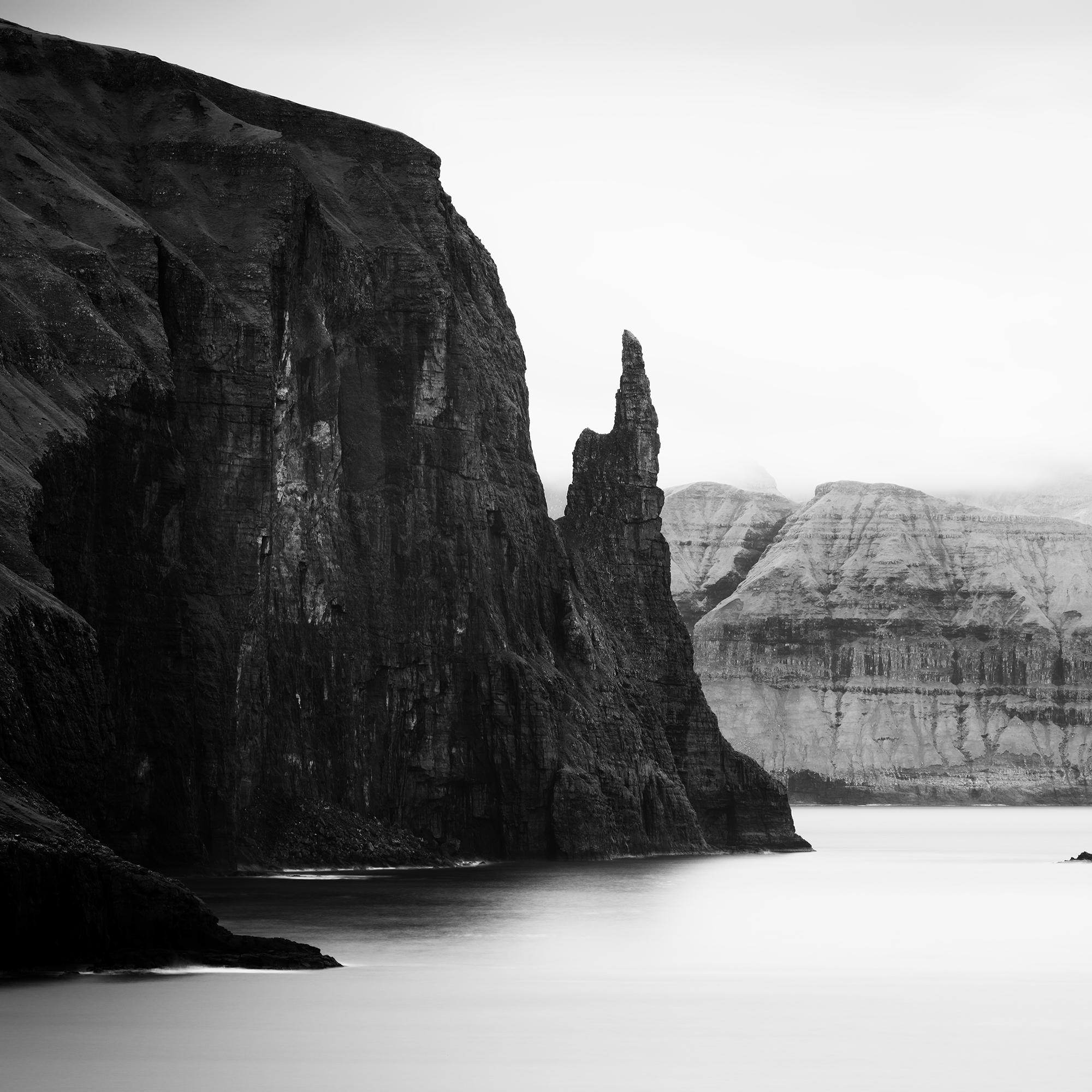Trollkonufingur Monolith, Färöer Inseln, monochromes Foto, limitierte Auflage im Angebot 5