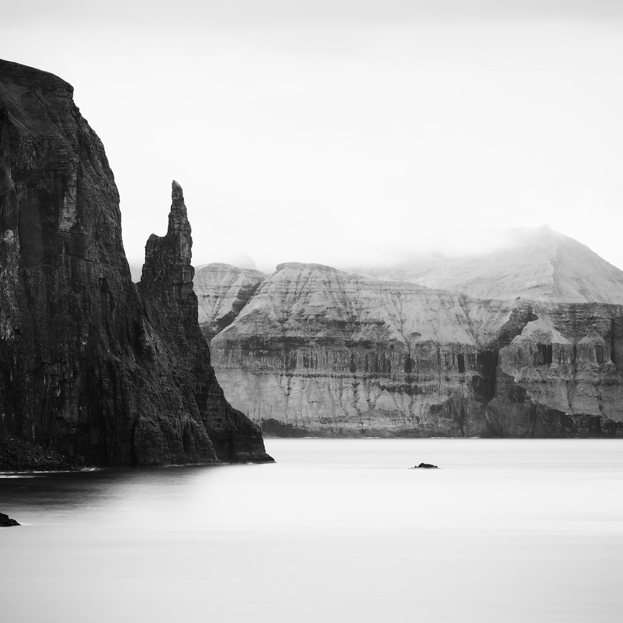 Trollkonufingur Monolith, Färöer Inseln, monochromes Foto, limitierte Auflage im Angebot 6