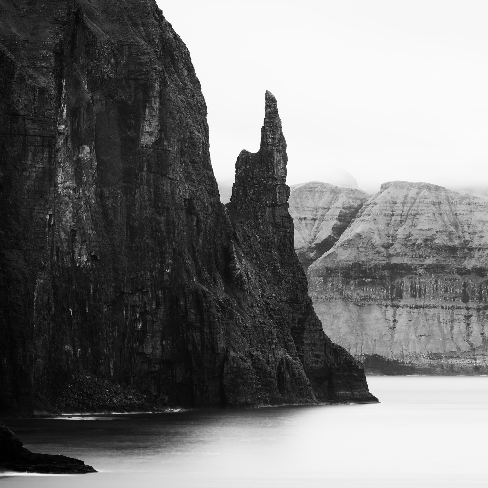 Trollkonufingur Monolith, Färöer Inseln, monochromes Foto, limitierte Auflage im Angebot 7