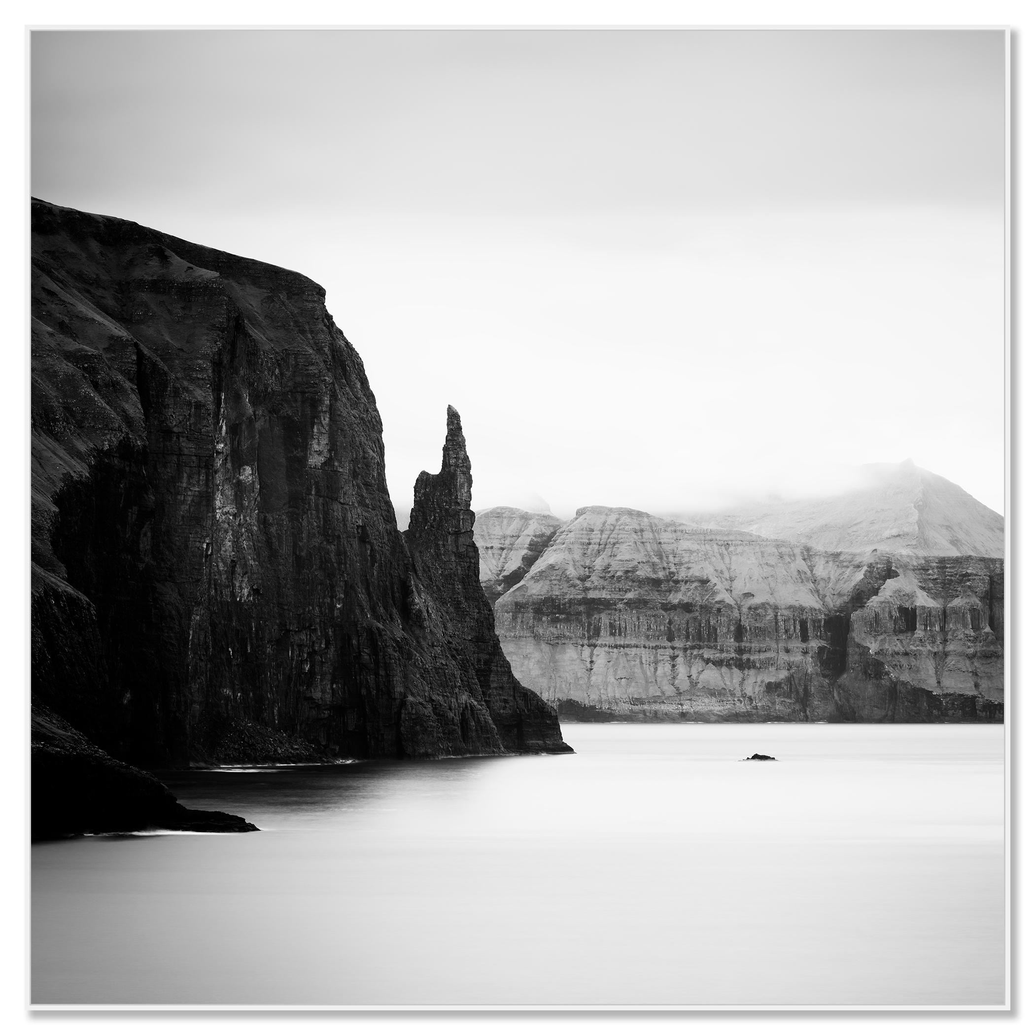Trollkonufingur Monolith, Färöer Inseln, monochromes Foto, limitierte Auflage (Zeitgenössisch), Photograph, von Gerald Berghammer
