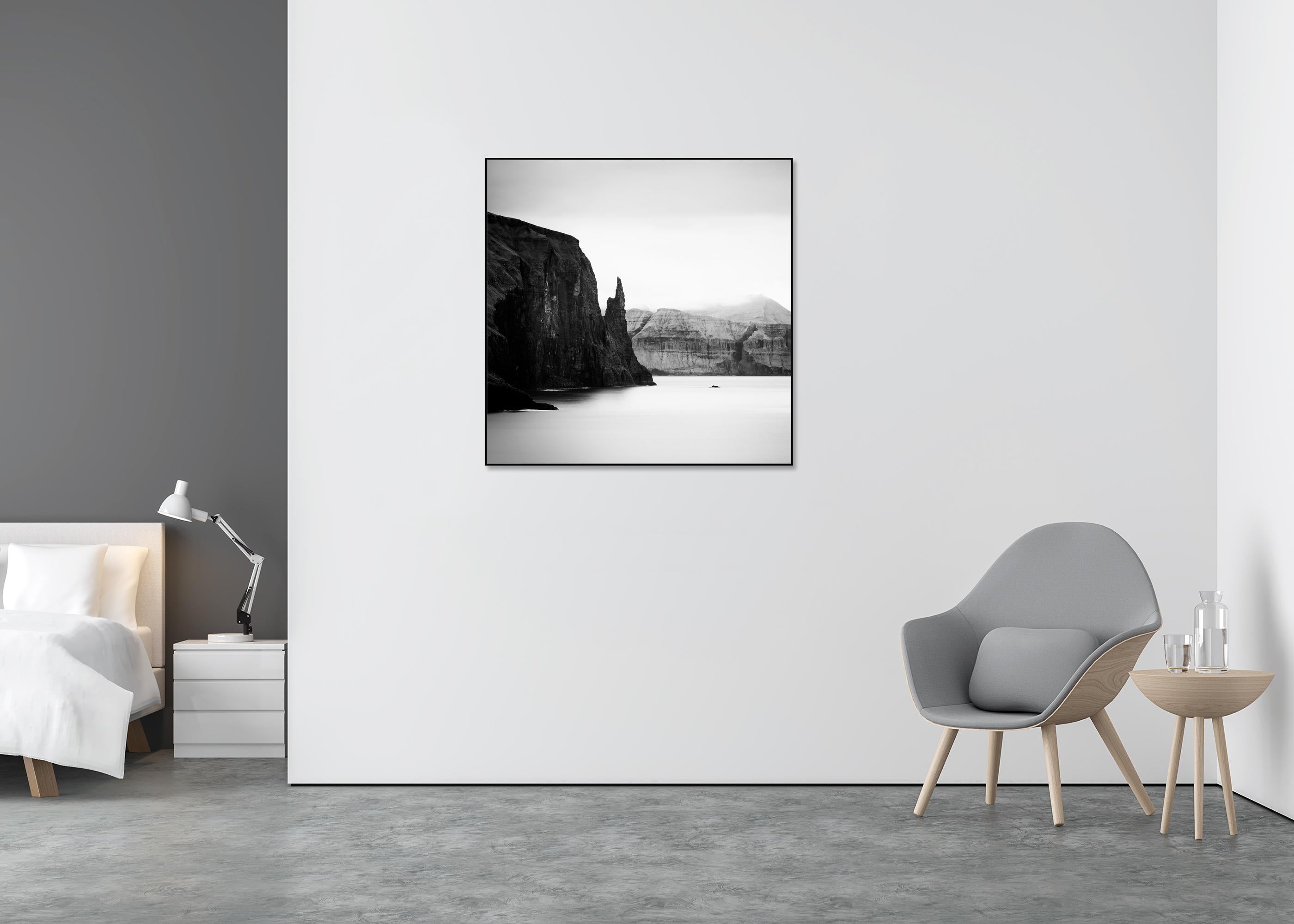 Trollkonufingur Monolith, Färöer Inseln, monochromes Foto, limitierte Auflage (Grau), Black and White Photograph, von Gerald Berghammer