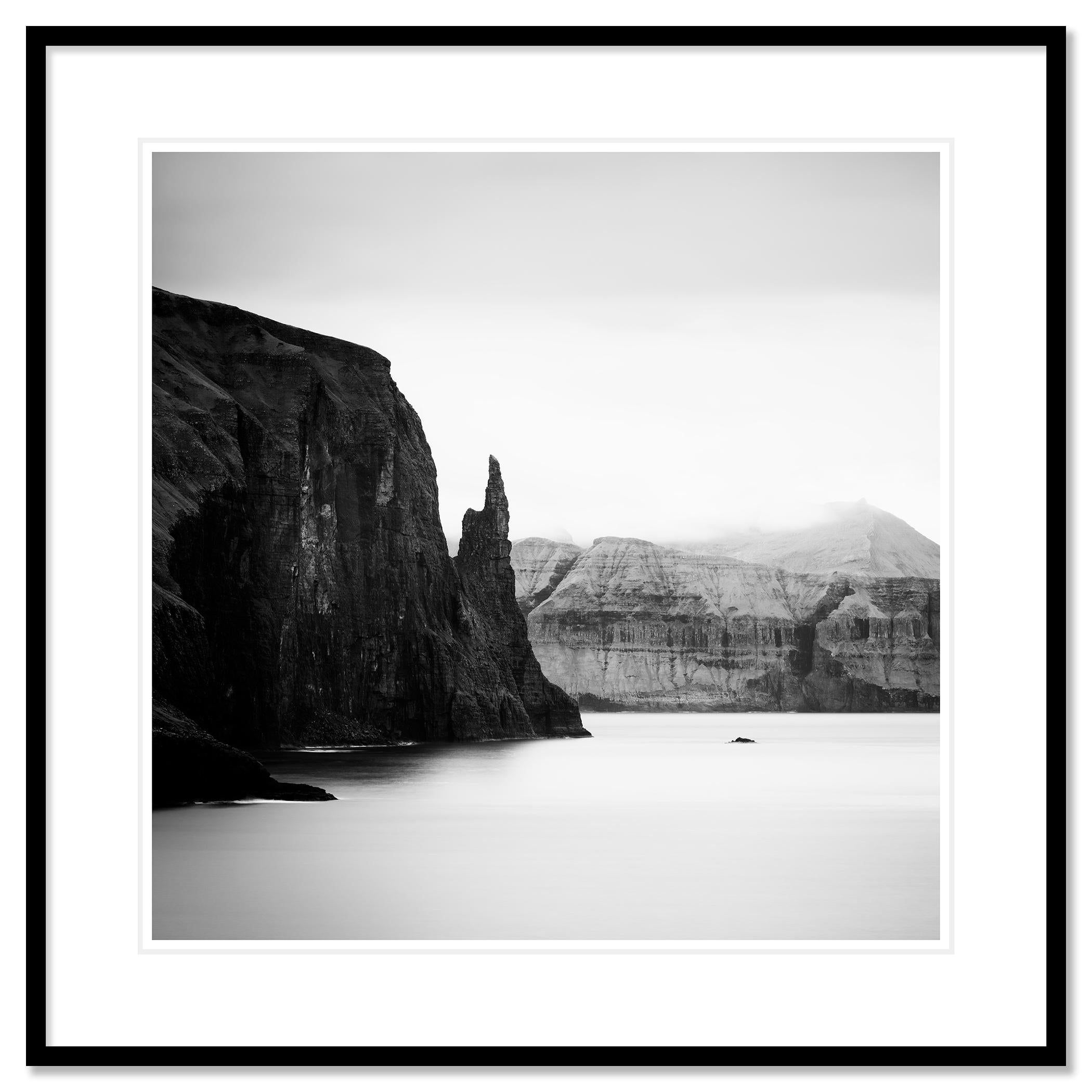 Schwarz-Weiß-Kunstdruck der Winterlandschaft. Pigmenttintendruck, Auflage 7, signiert, betitelt, datiert und nummeriert vom Künstler. Mit Echtheitszertifikat. Bedruckt mit einem 4 cm breiten weißen Rand.
International preisgekrönter Fotograf -