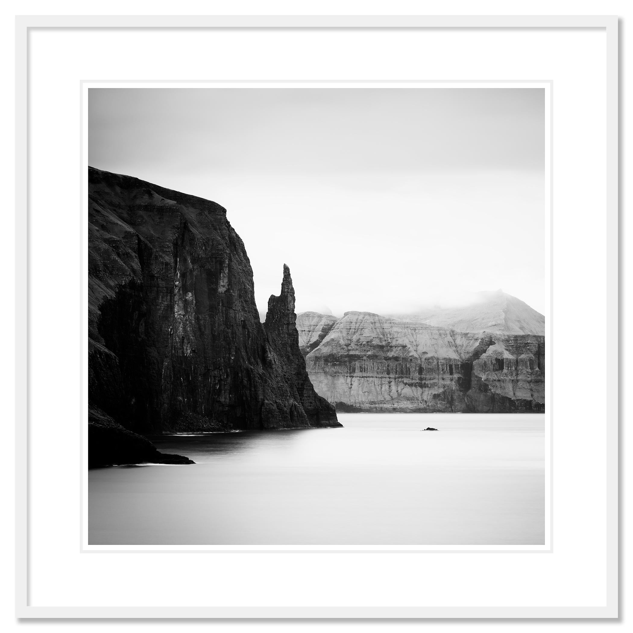 Trollkonufingur Monolith, Färöer Inseln, monochromes Foto, limitierte Auflage im Angebot 1
