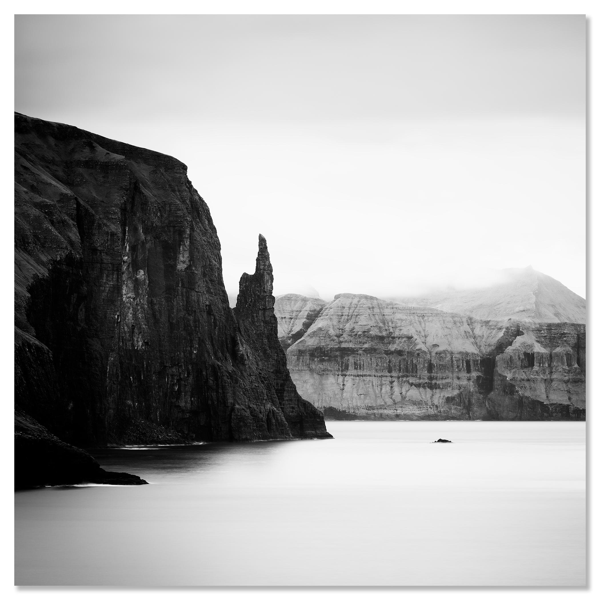 Trollkonufingur Monolith, Färöer Inseln, monochromes Foto, limitierte Auflage im Angebot 3
