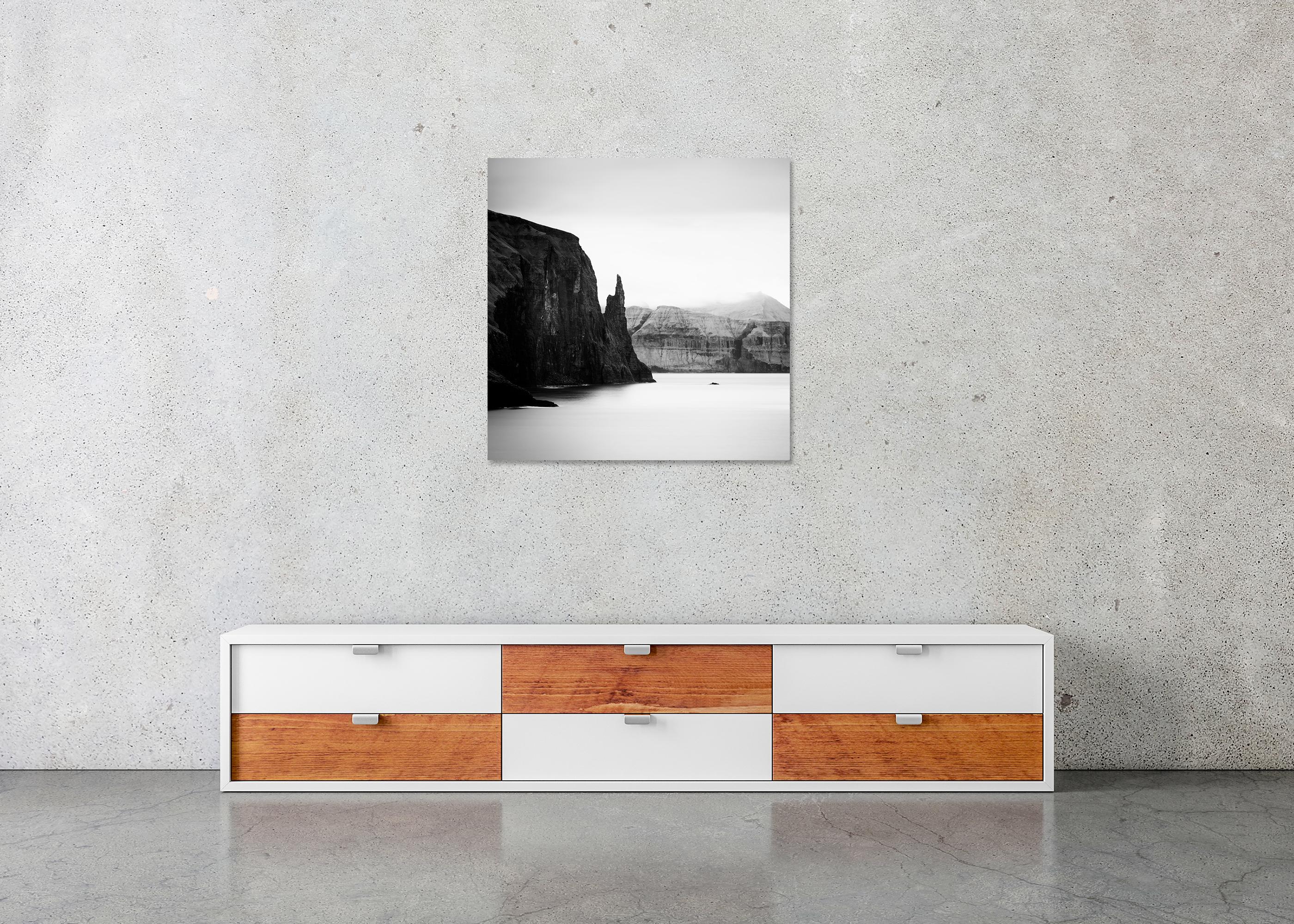 Trollkonufingur Monolith, Färöer Inseln, monochromes Foto, limitierte Auflage im Angebot 4