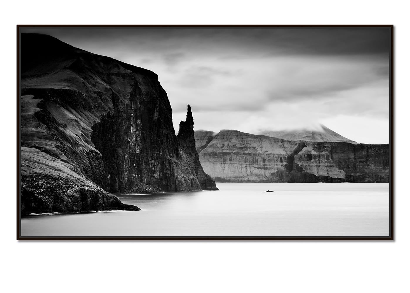 Trollkonufingur Monolith Panorama, Große Meereslandschaftsfotografie, limitierte Auflage – Photograph von Gerald Berghammer