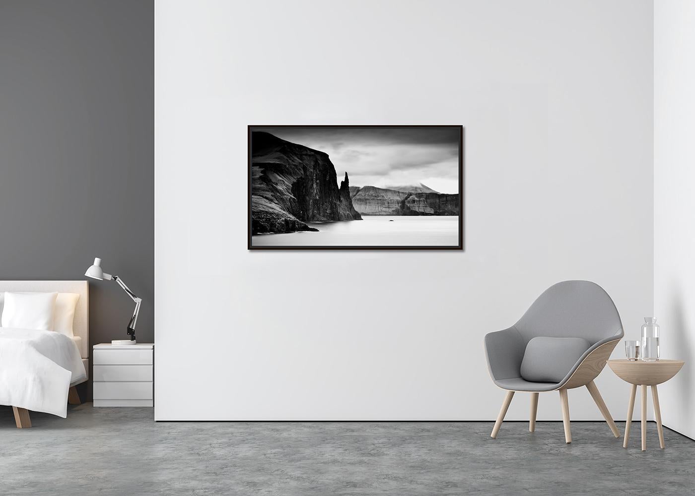 Trollkonufingur Monolith Panorama, Große Meereslandschaftsfotografie, limitierte Auflage (Zeitgenössisch), Photograph, von Gerald Berghammer