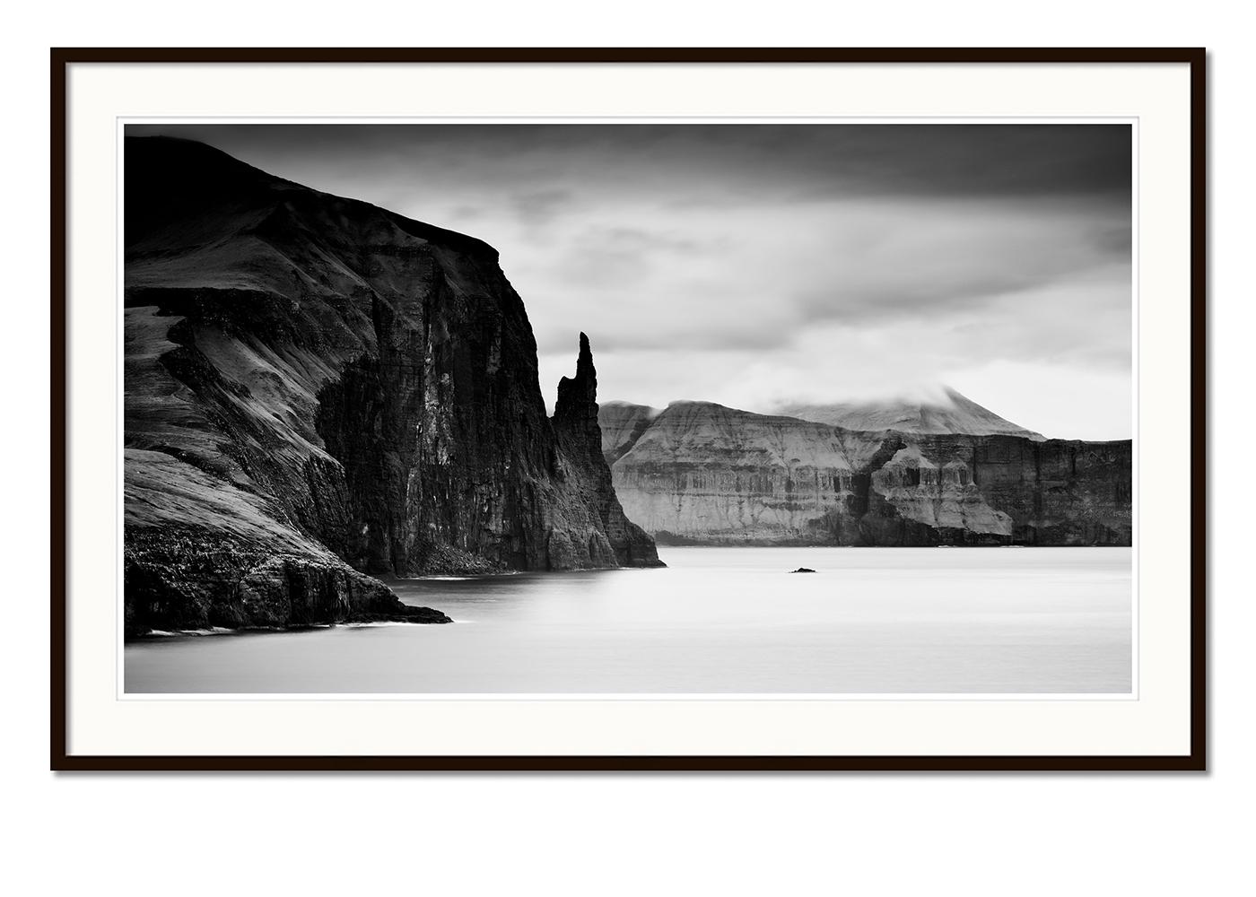 Trollkonufingur Monolith Panorama, Große Meereslandschaftsfotografie, limitierte Auflage (Schwarz), Landscape Photograph, von Gerald Berghammer