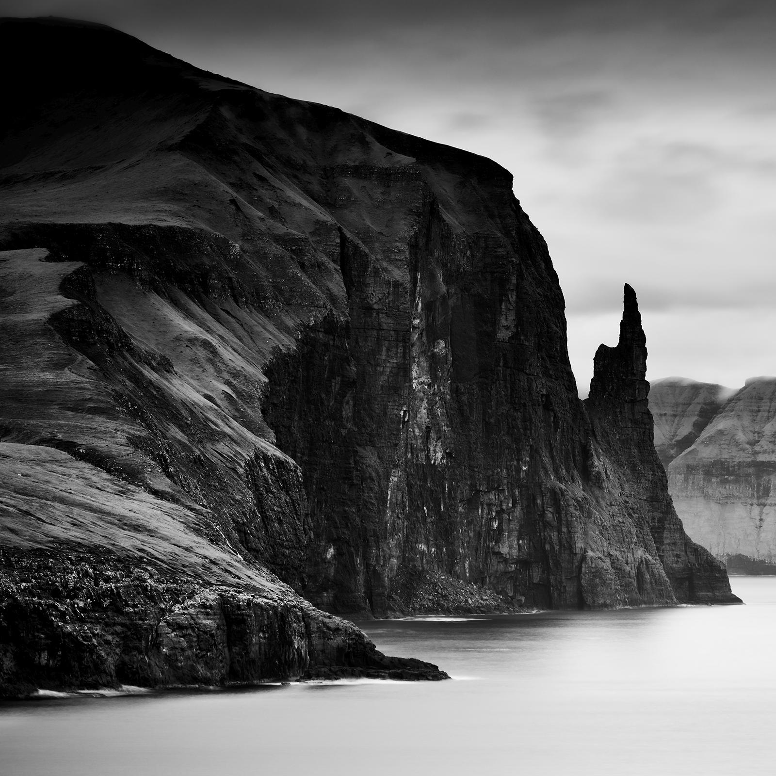 Trollkonufingur Monolith Panorama, Große Meereslandschaftsfotografie, limitierte Auflage im Angebot 3