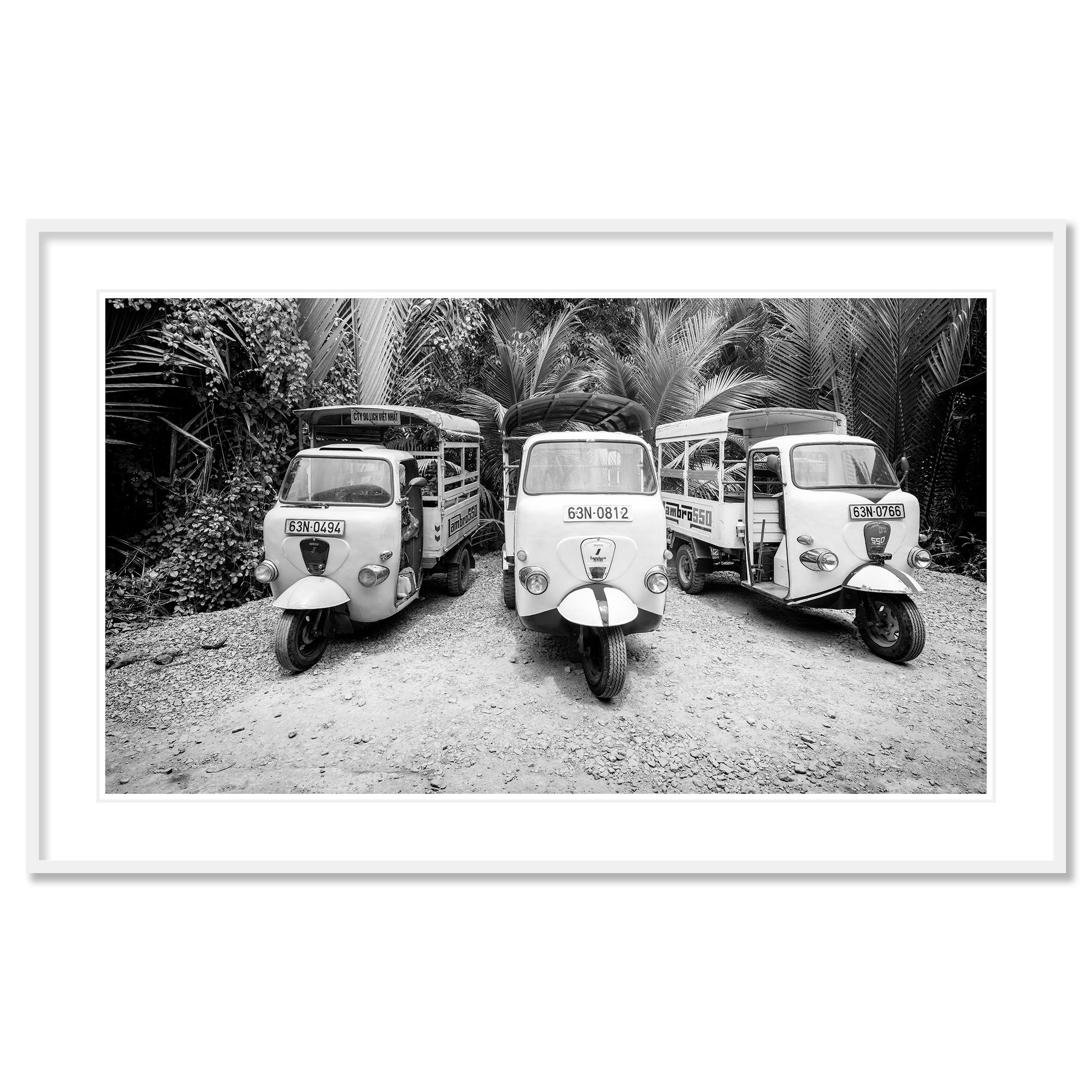 Tuk, Tuk, Lambros 550, Vietnam - n° 21265
Tirage à l'encre pigmentaire d'archives faisant partie d'une édition limitée à 7 exemplaires. Les tirages sont réalisés sur commande en éditions limitées sur Hahnemuehle Photo Rag Baryta. Chaque tirage est