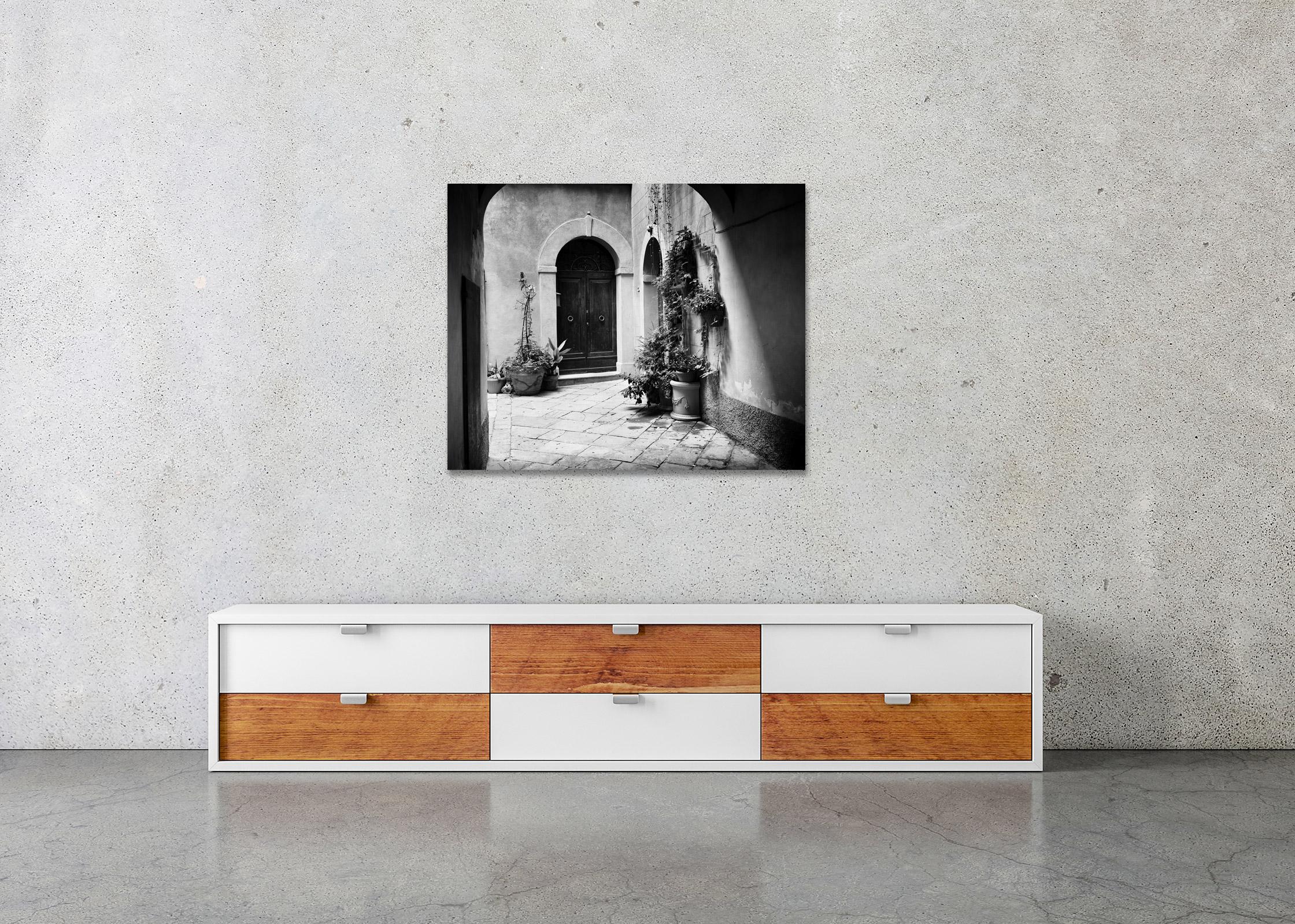 Patio toscano, Casa antigua, Toscana, fotografía en blanco y negro, paisaje artístico en venta 2
