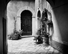 Tuscan Courtyard, altes Haus, Toskana, Schwarz-Weiß-Fotografie, Kunstlandschaft