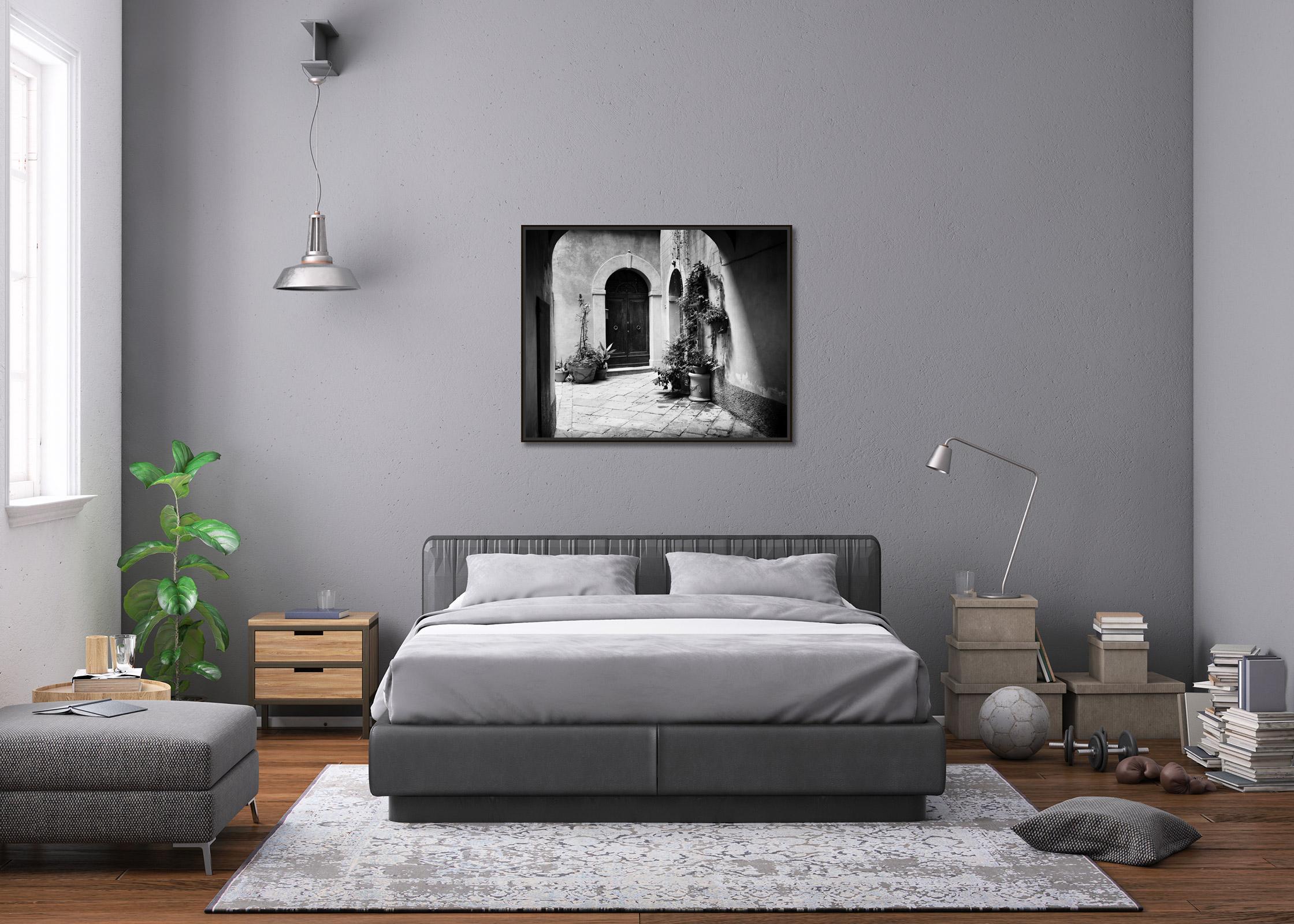 Tuscan Courtyard, altes Haus, Toskana, Schwarz-Weiß-Fotografie, Kunstlandschaft im Angebot 2