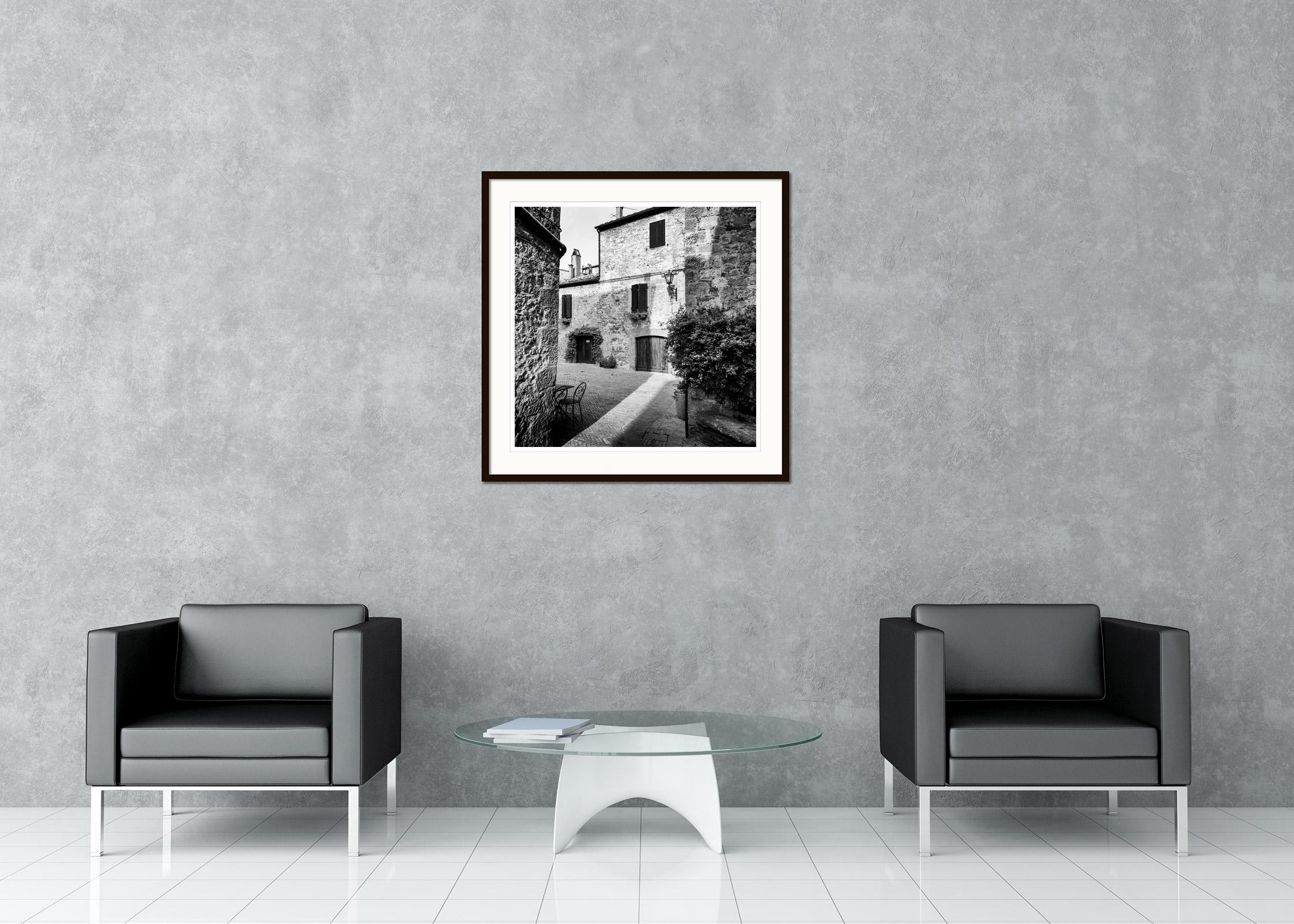 Toskanischer Hof, alte Stadt, Toskana, Italien, Schwarz-Weiß-Fotodruck im Angebot 1