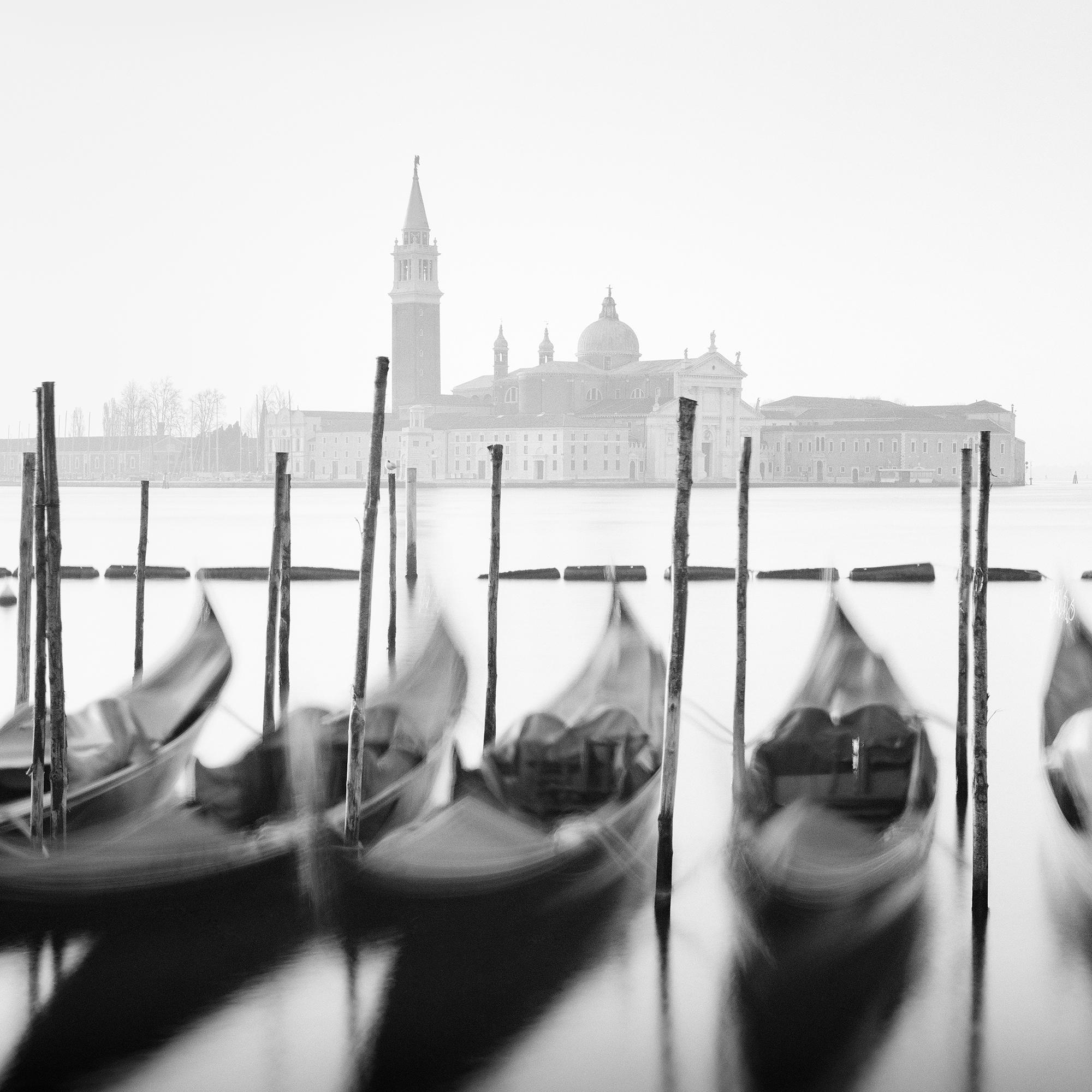 Douze gondoles, Venise, photographie panoramique en noir et blanc, édition limitée en vente 6