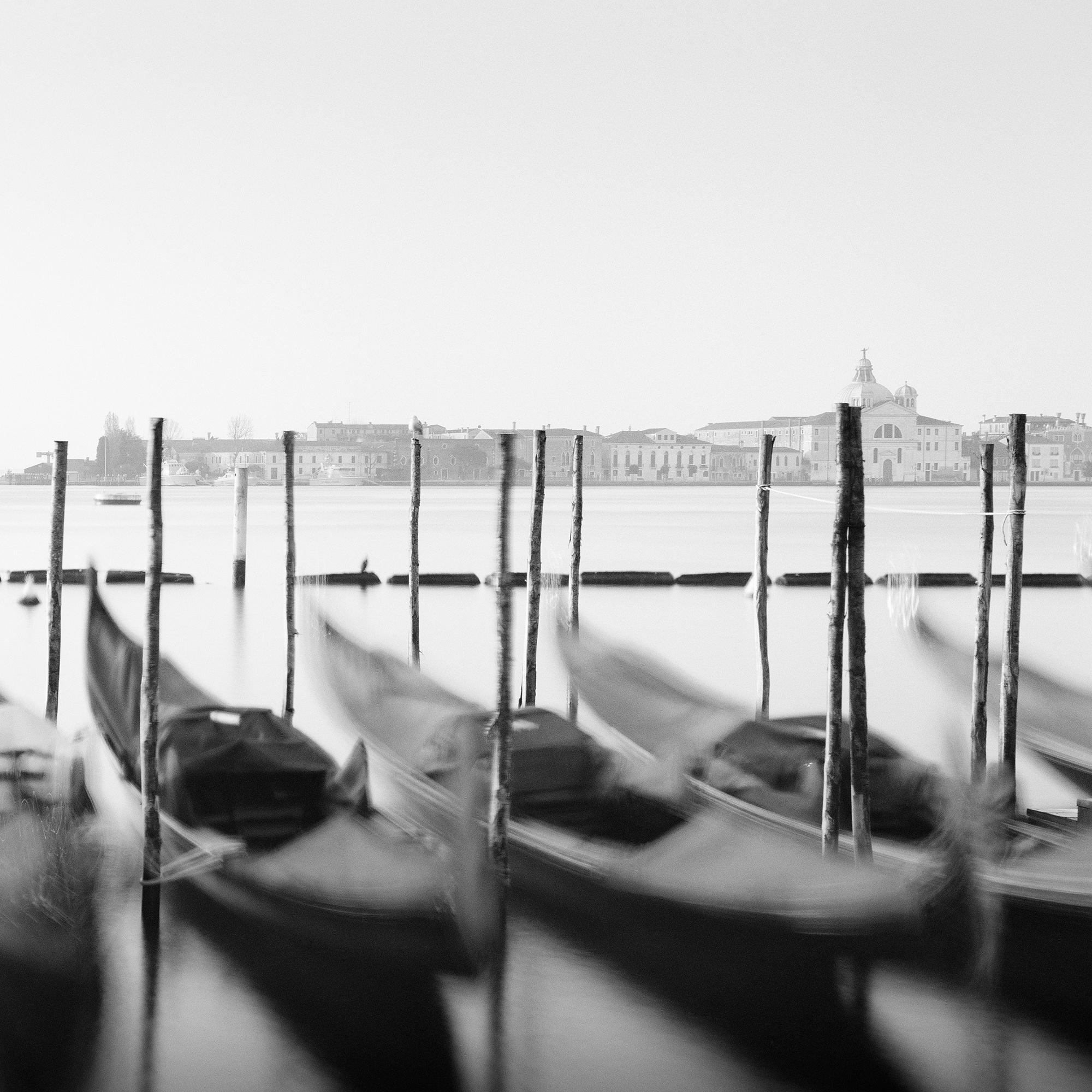 Douze gondoles, Venise, photographie panoramique en noir et blanc, édition limitée en vente 7